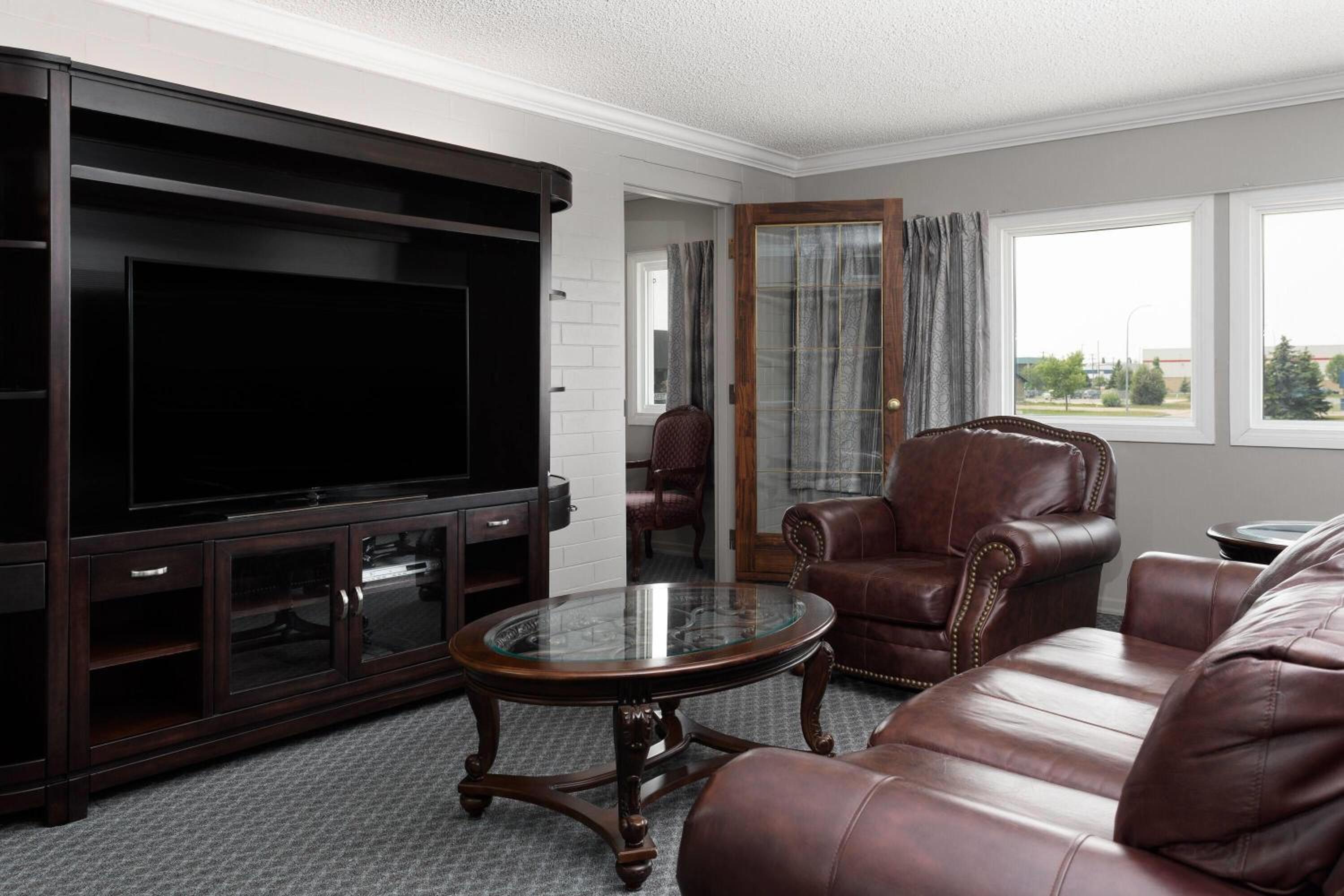 King Suite with Jetted Tub and Full Kitchen - Non-Smoking - Photo 5