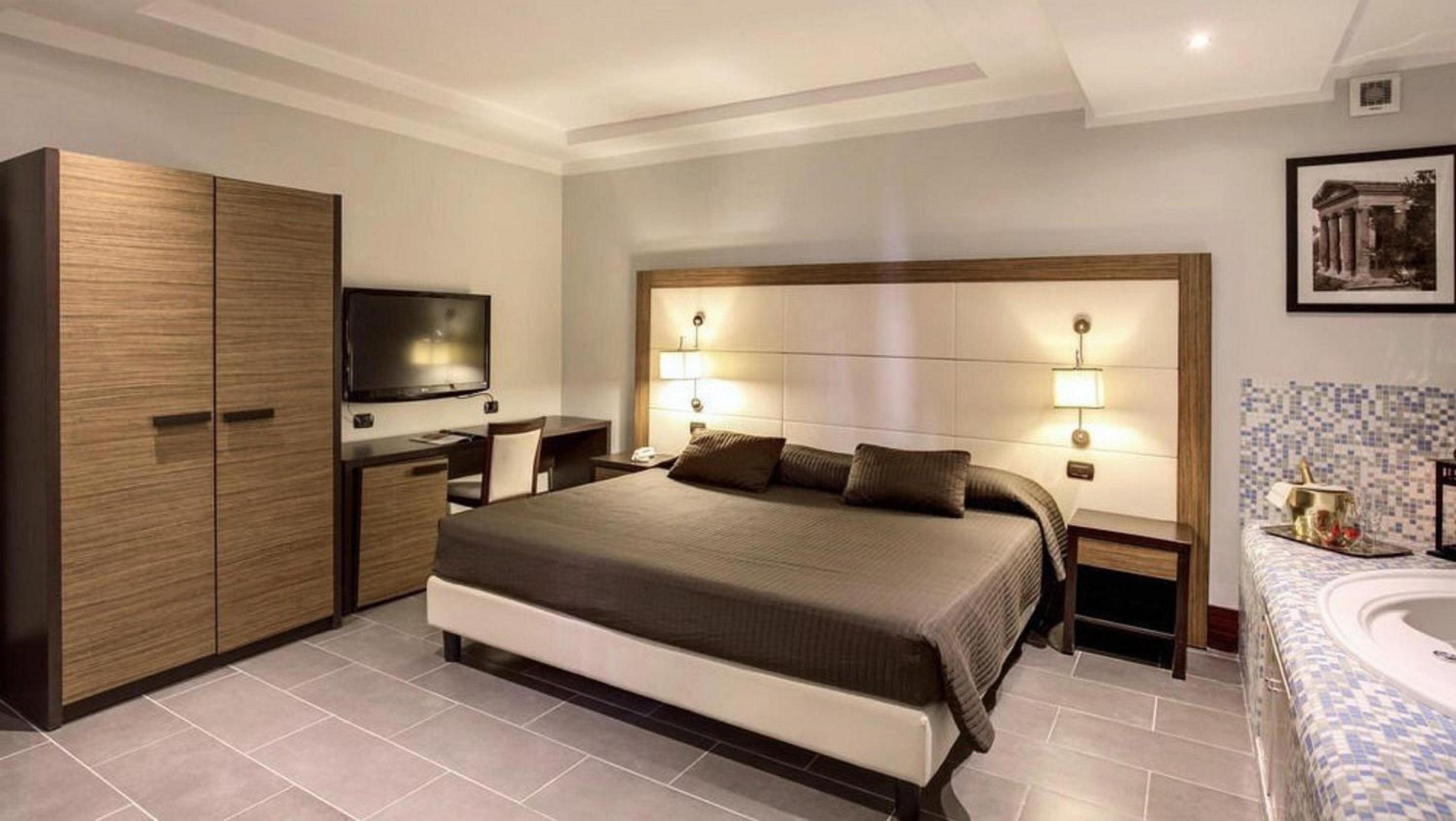 Suite with Spa Bath photo 1