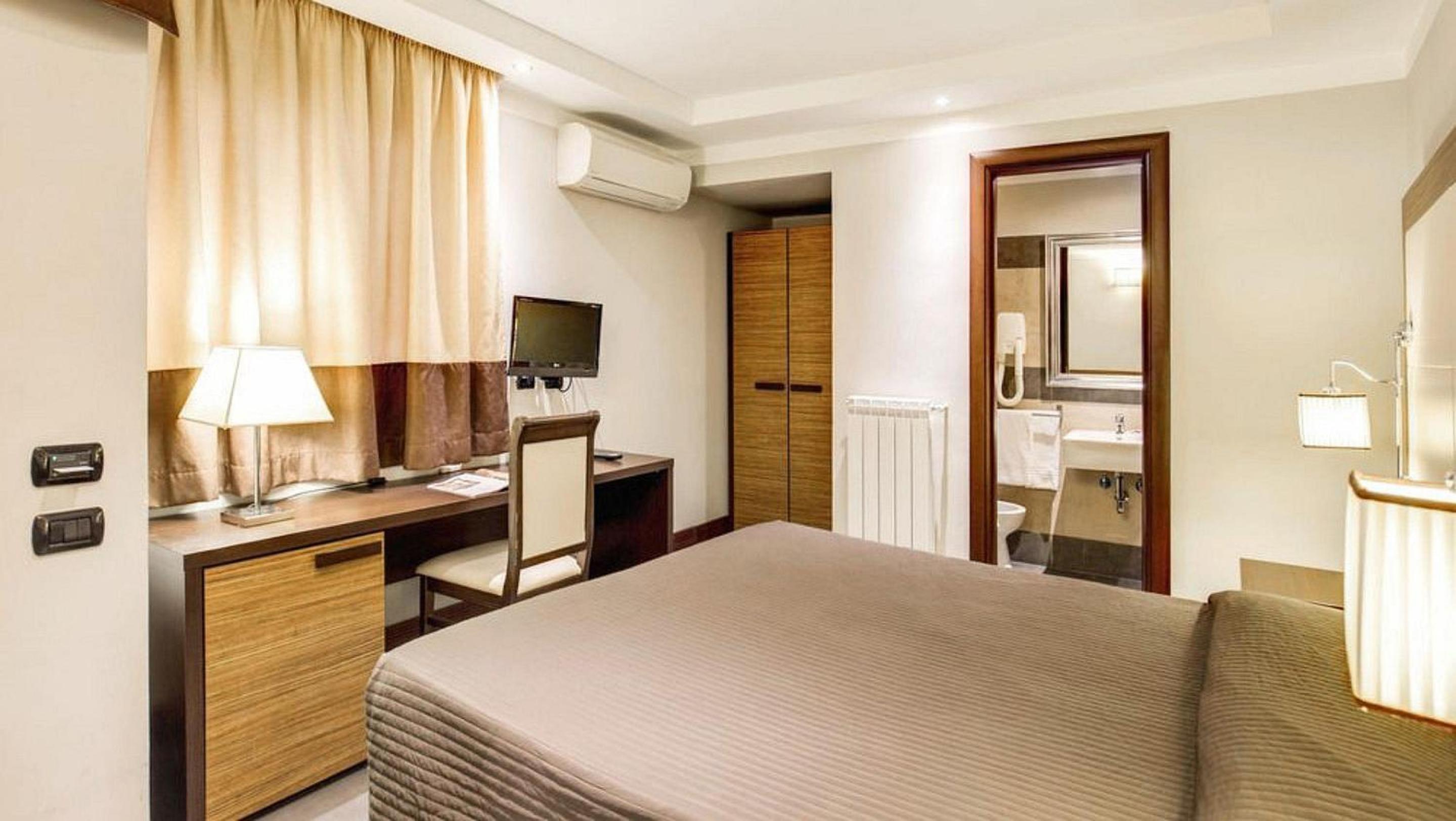 Budget Double Room photo 3