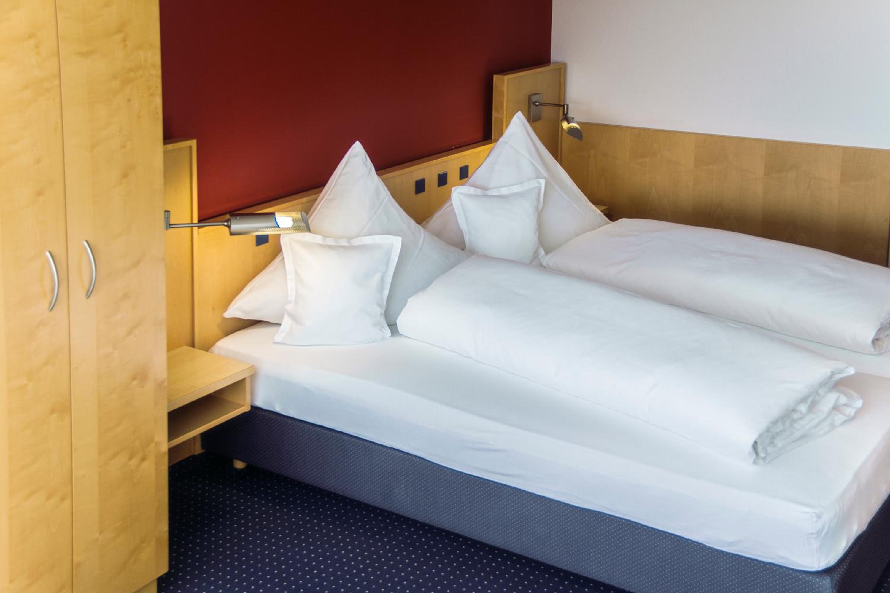 Standard Double Room with Lake View - Photo 9