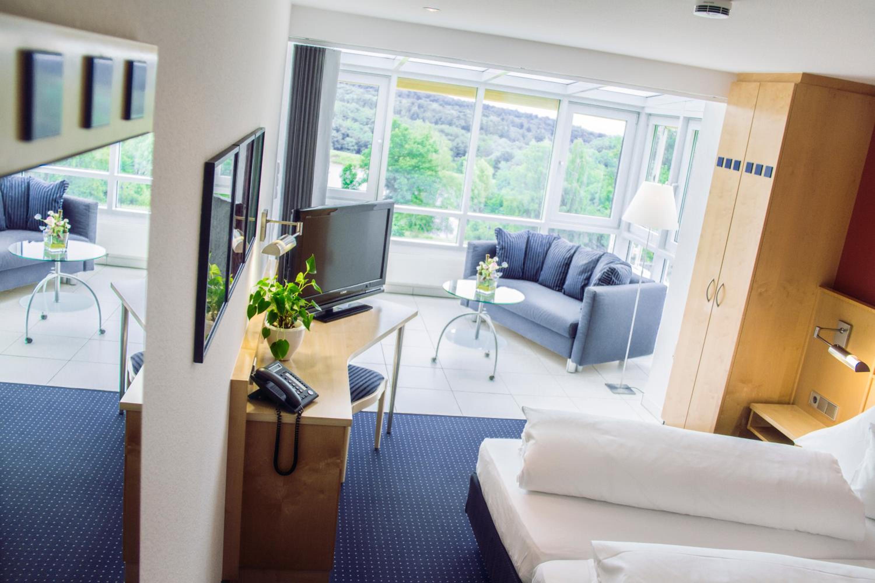 Standard Double Room with Lake View - Photo 4