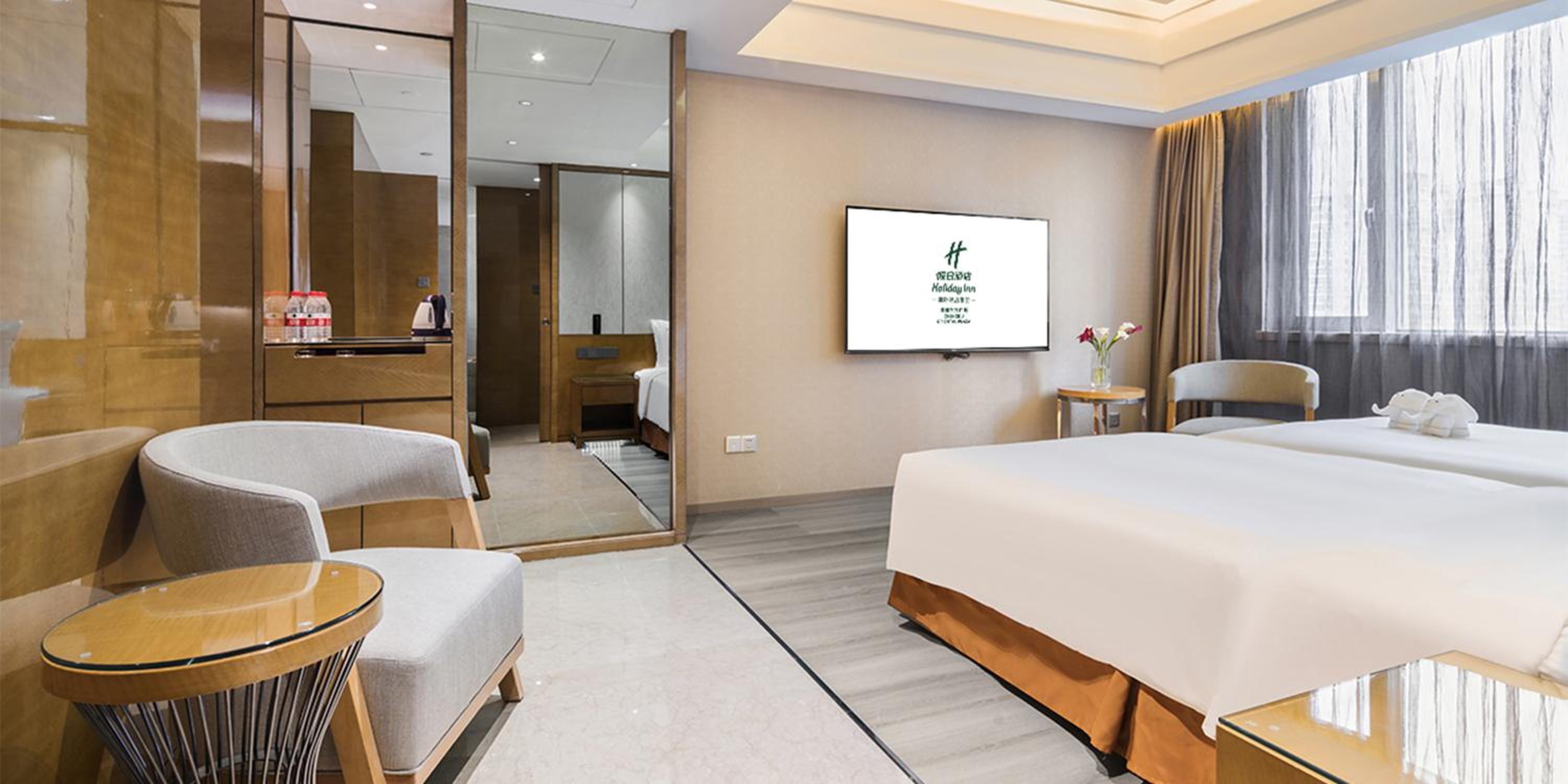 Family Suite with One King Bed and Two Double Beds - Photo 2