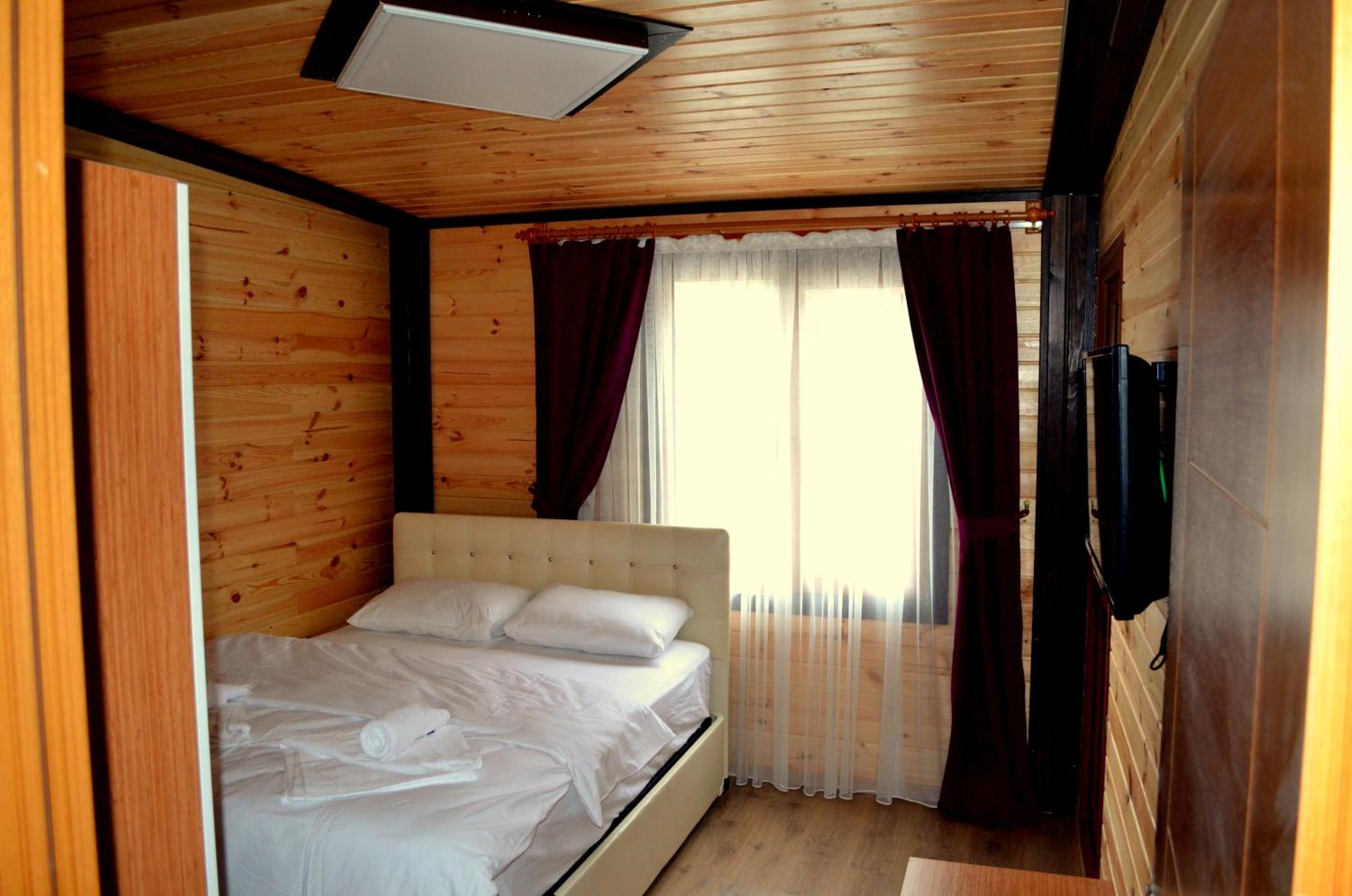 One-Bedroom Apartment with Lake View photo 3