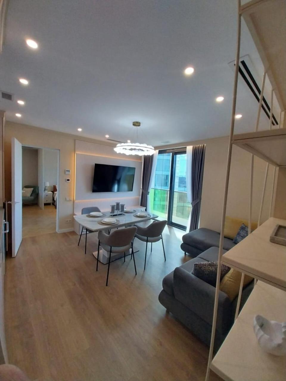 בלוויו רזידנס סוויטס בטומי — Three-Bedroom Apartment with Lake View