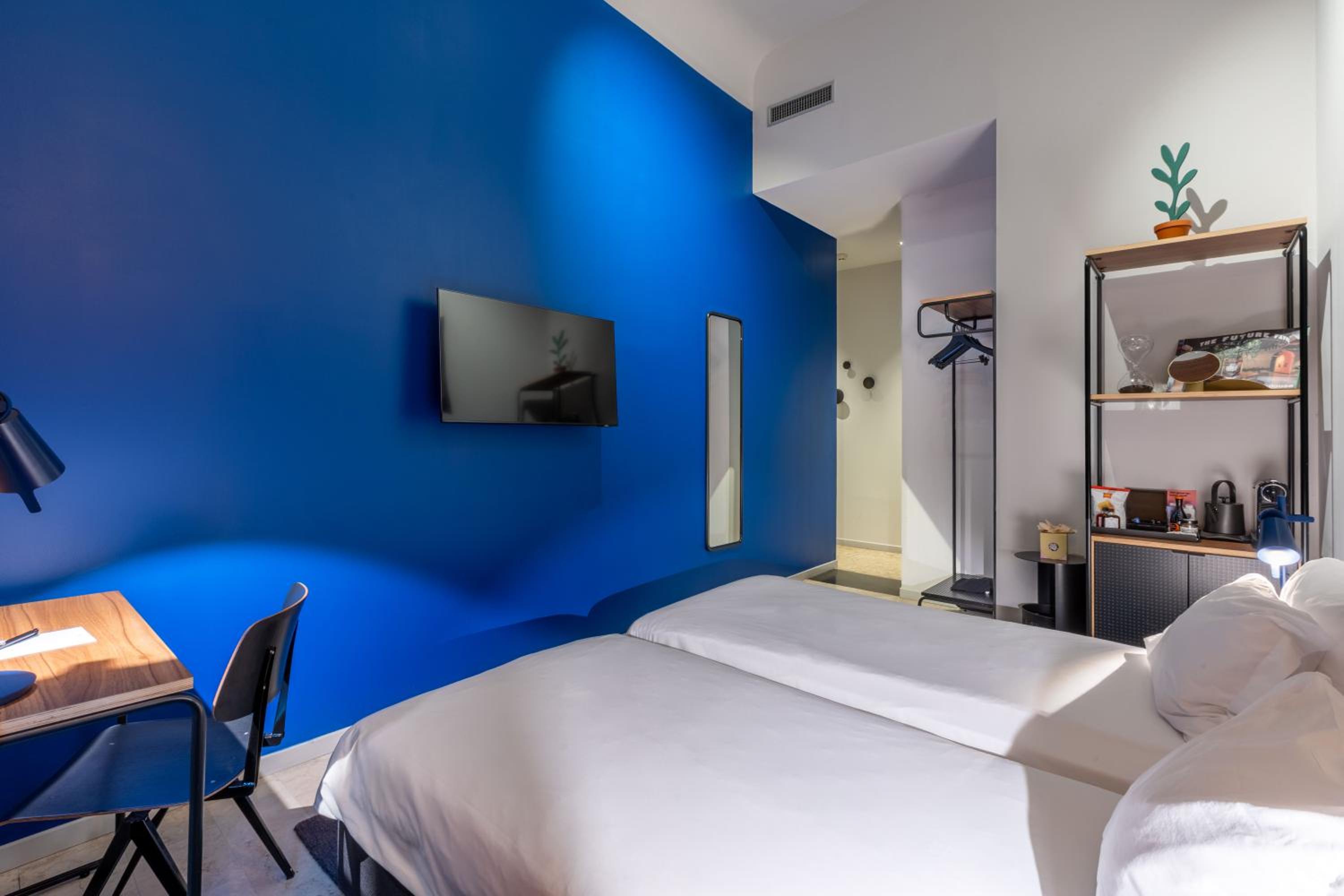 Double or Twin Room thumbnail 6