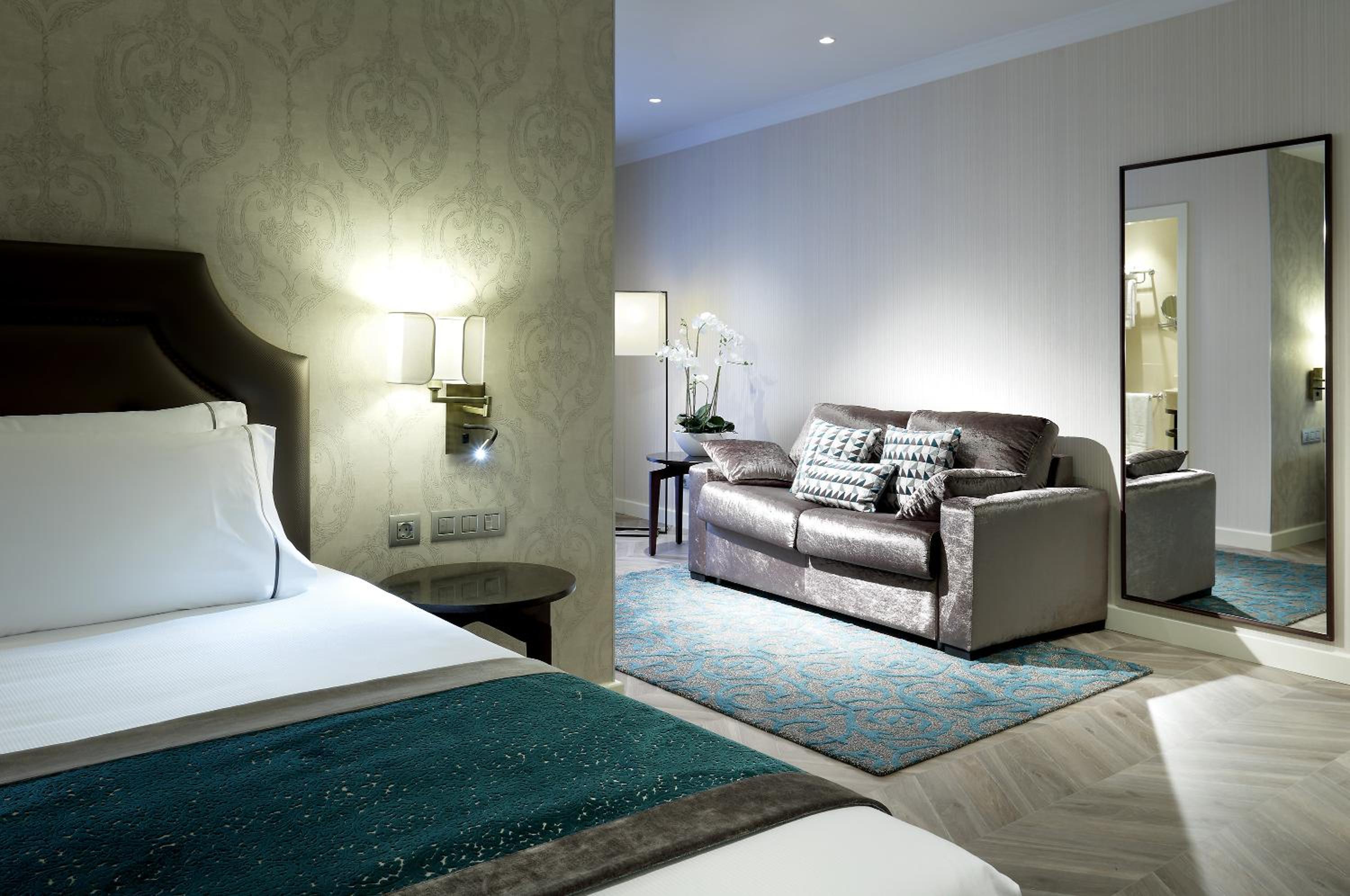 Deluxe Room thumbnail 6