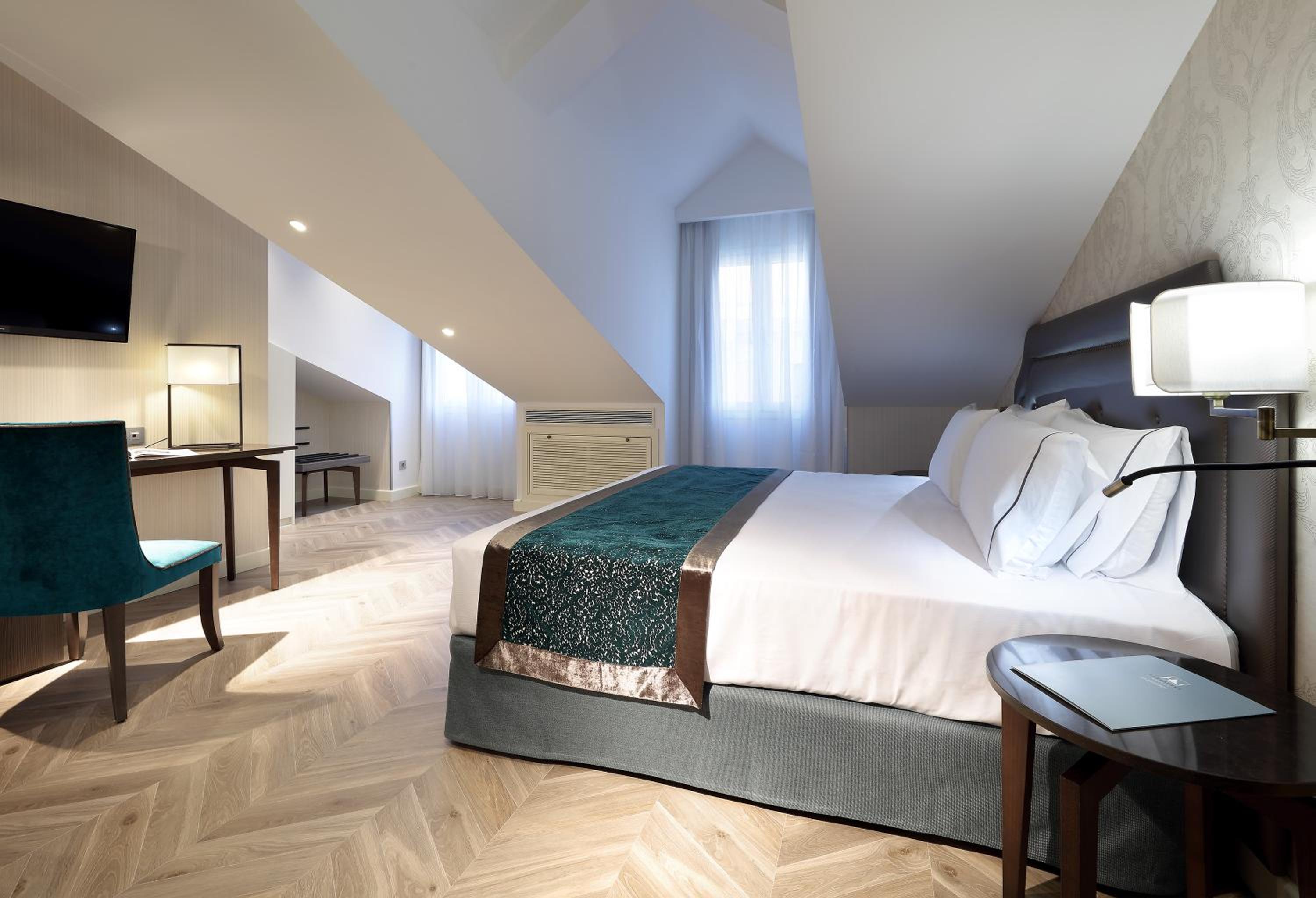 Double or Twin Room - Photo 7