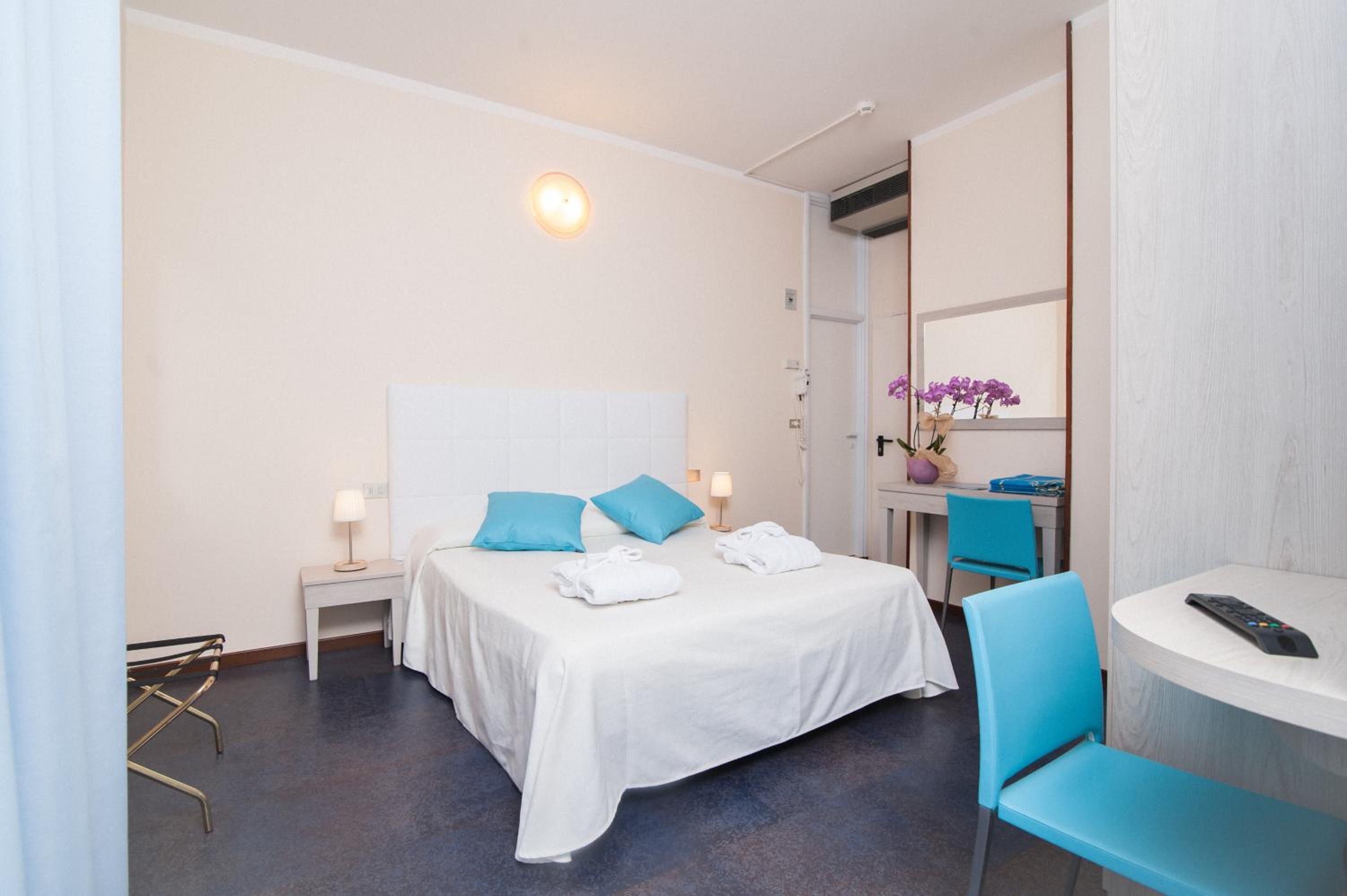 Double or Twin Room with Balcony and Sea View photo 2