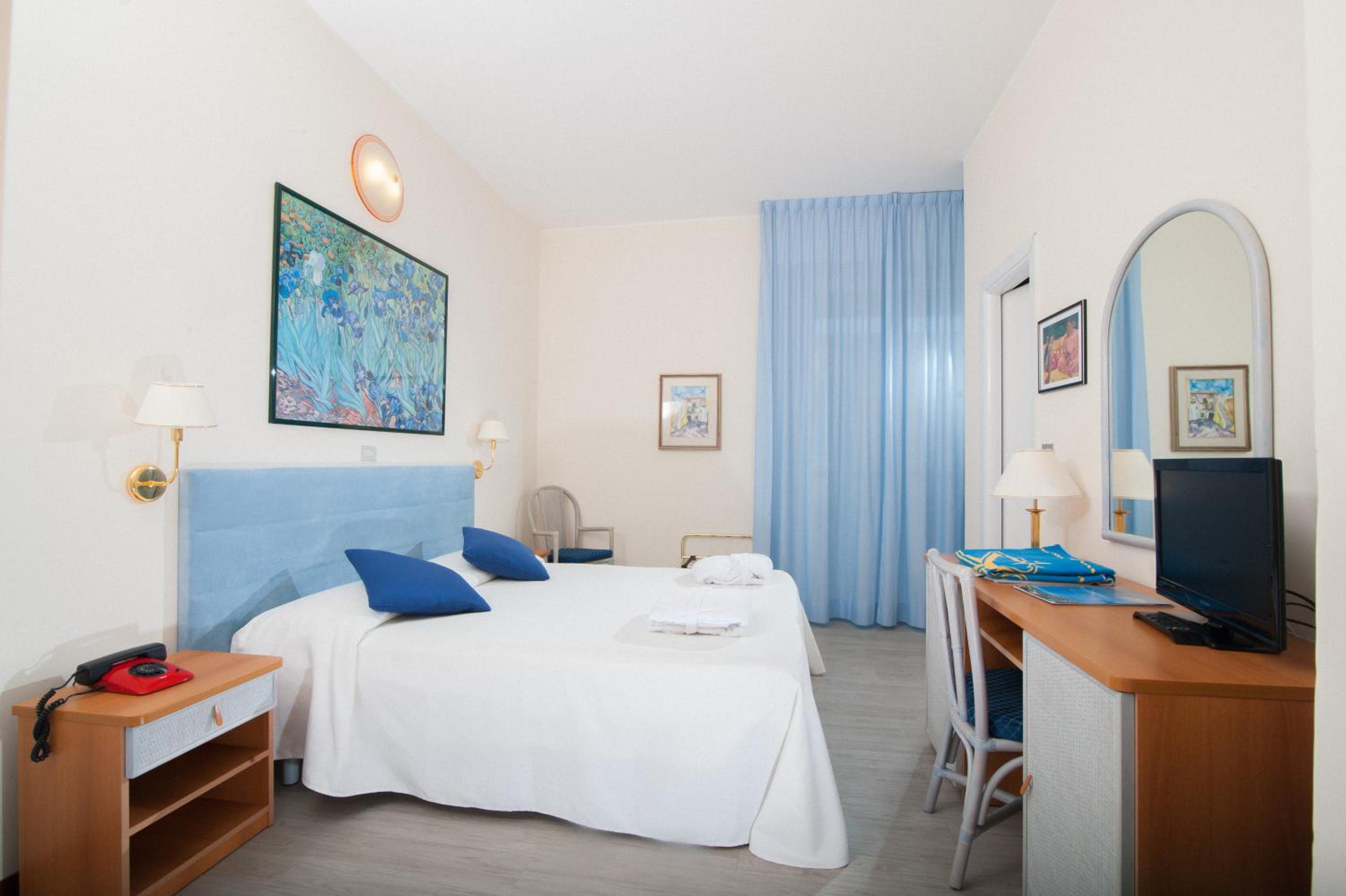 Double or Twin Room with Balcony and Sea View photo 3