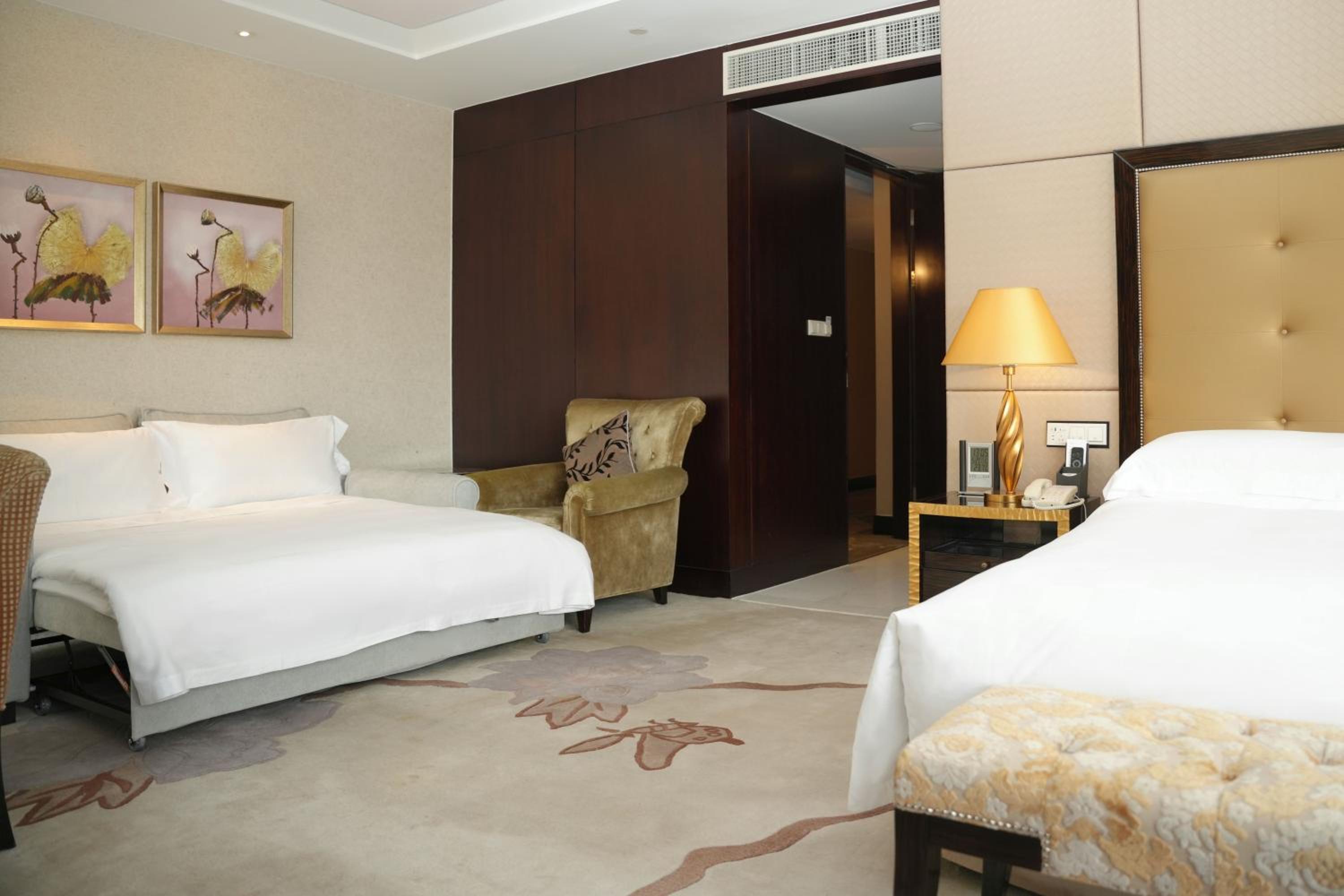 Junior King Suite with Sofa Bed - Photo 2