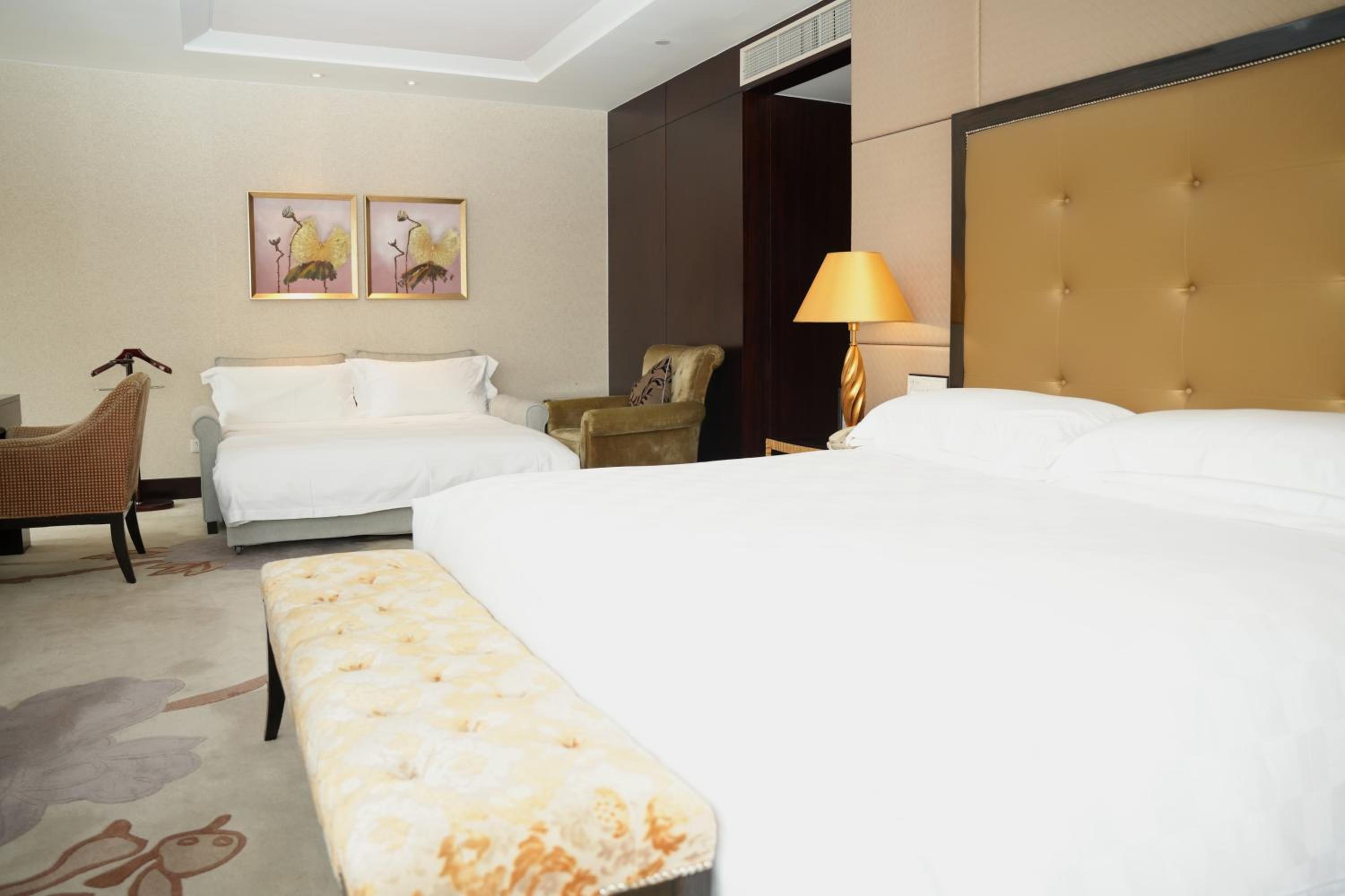 Junior King Suite with Sofa Bed - Photo 3