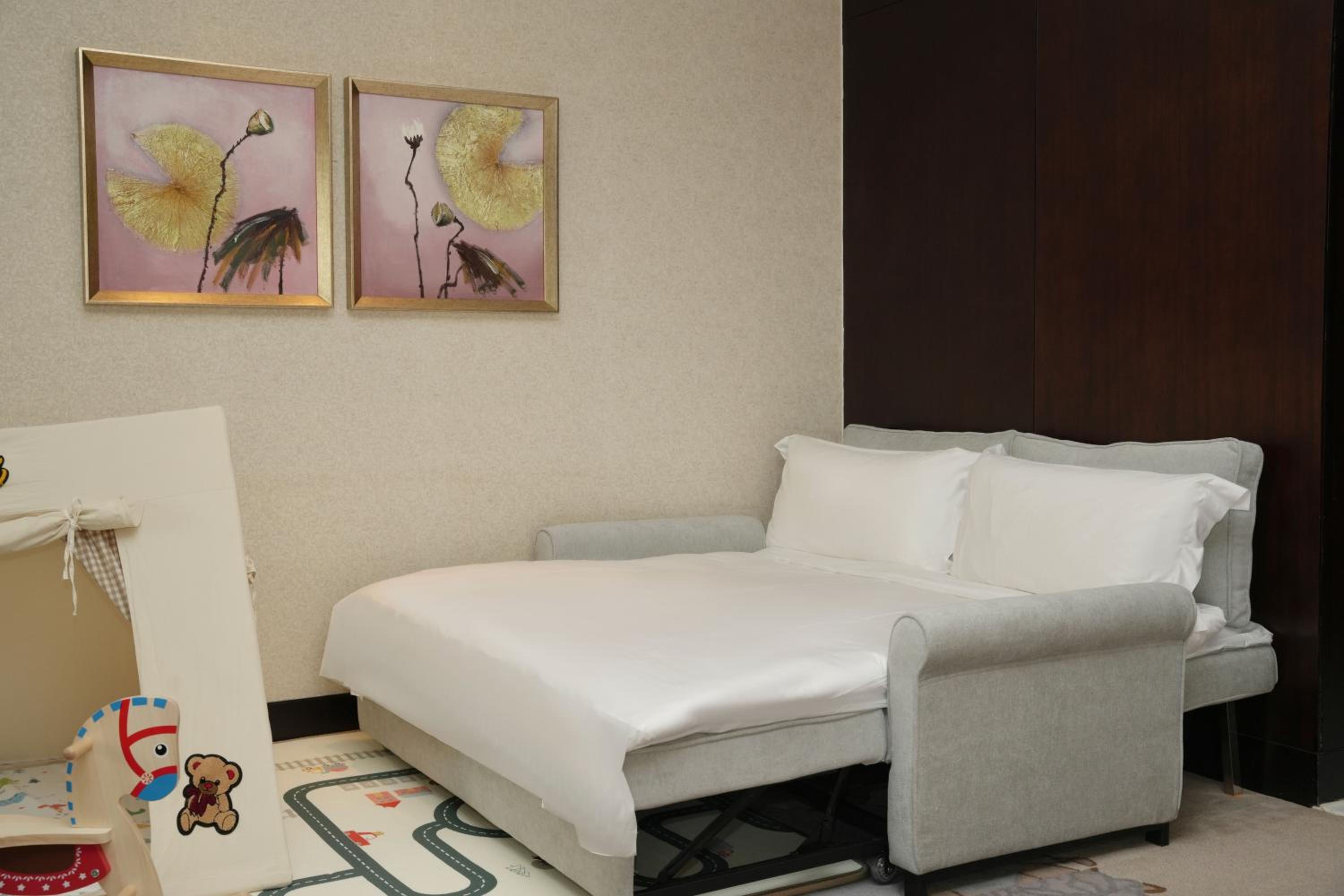Junior King Suite with Sofa Bed - Kids Theme - Photo 1