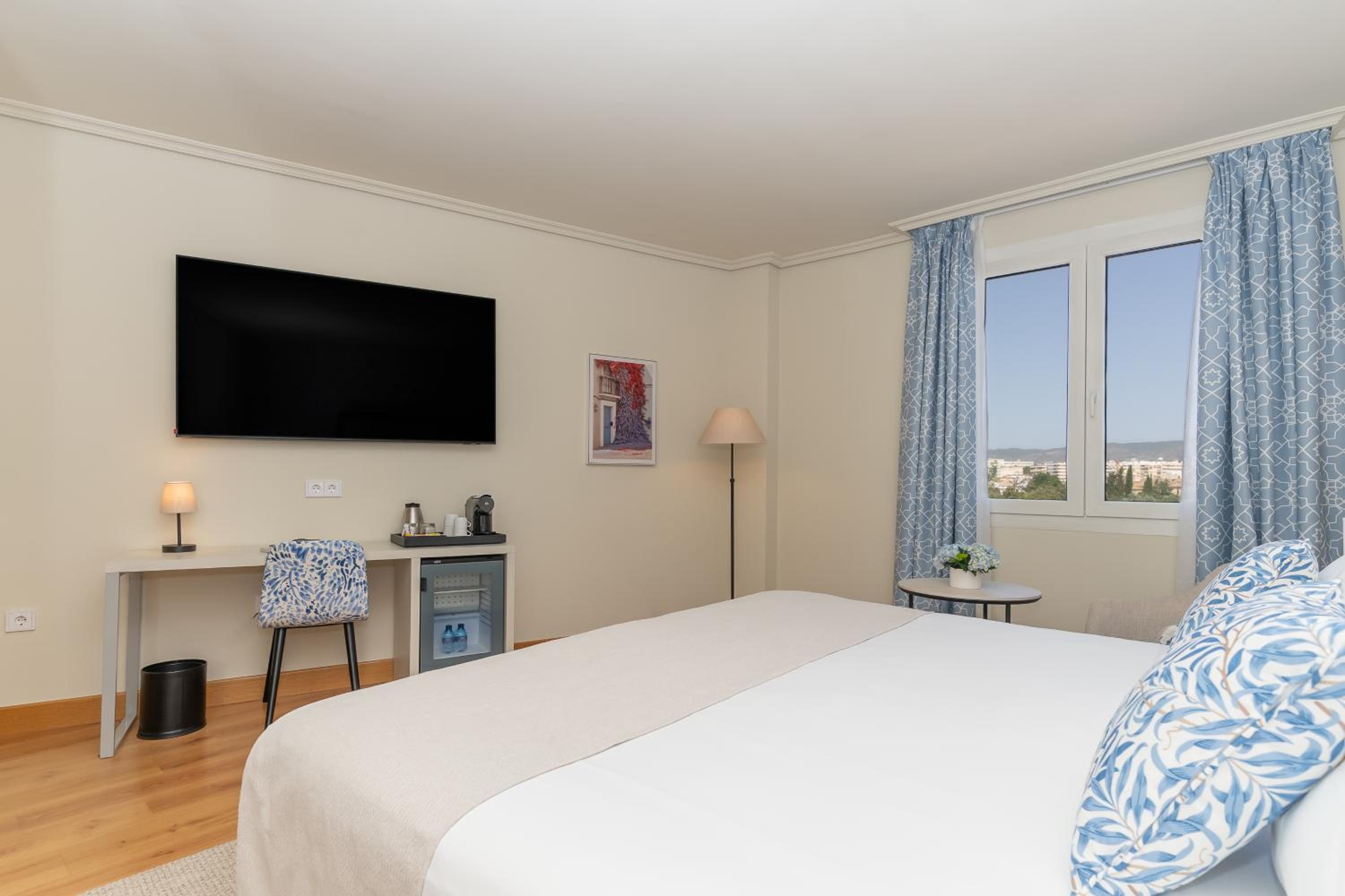 Deluxe Double Room with View - Photo 12