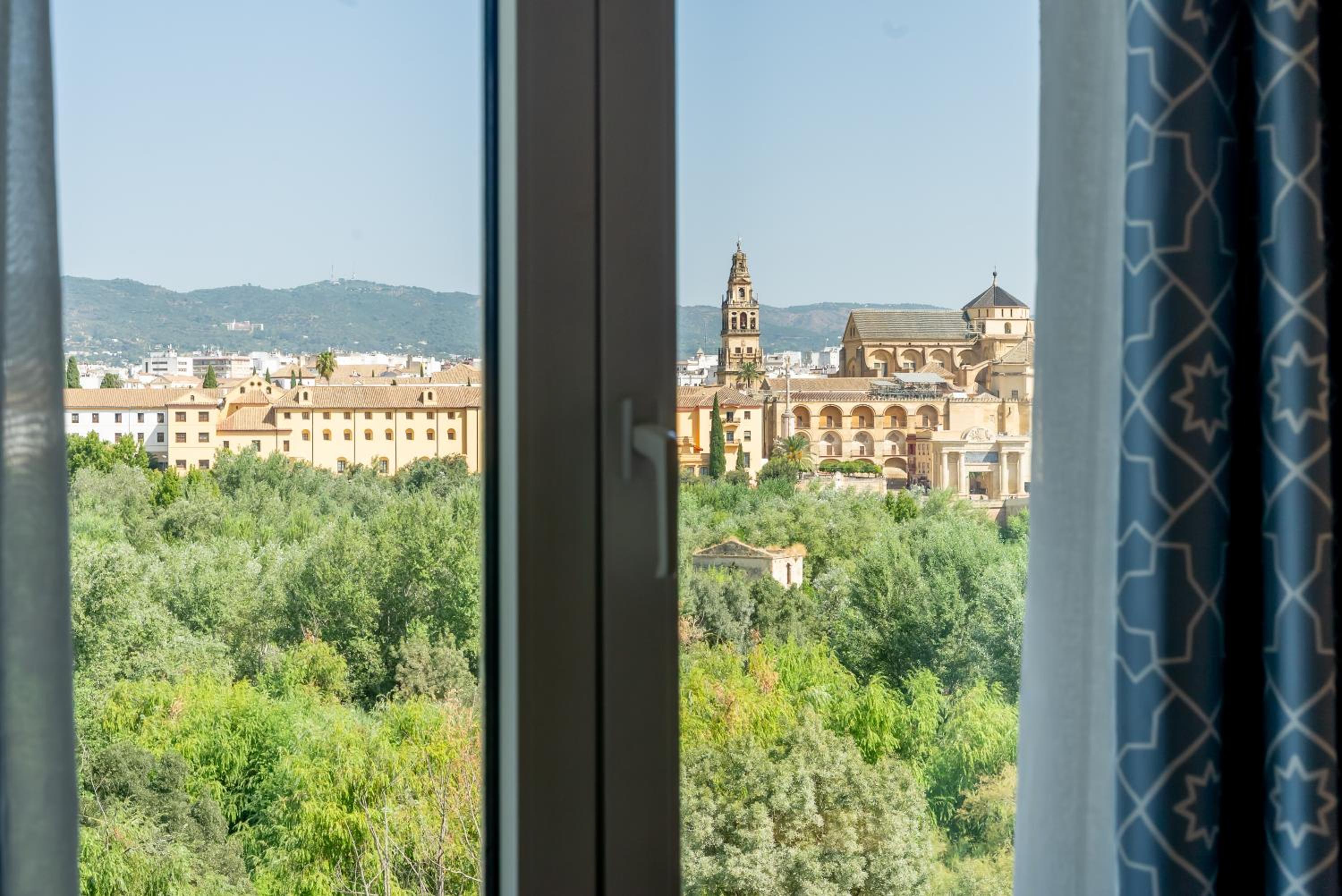 Deluxe Double Room with View - Photo 6