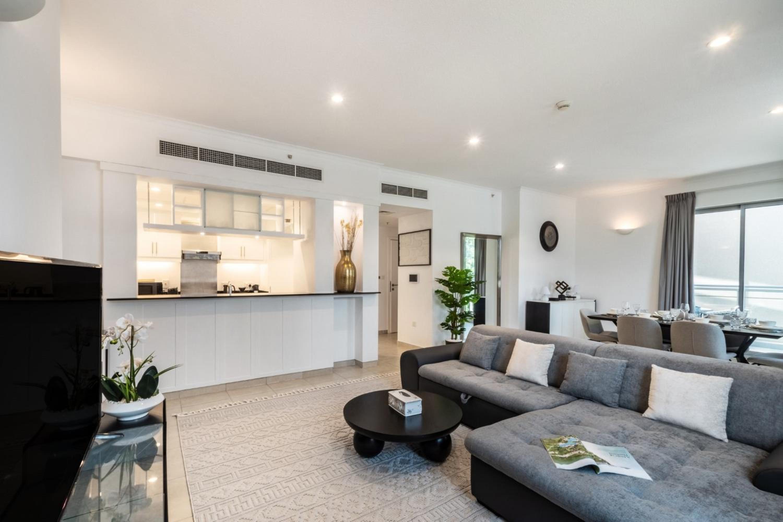 One-Bedroom Apartment with Balcony and City View photo 1
