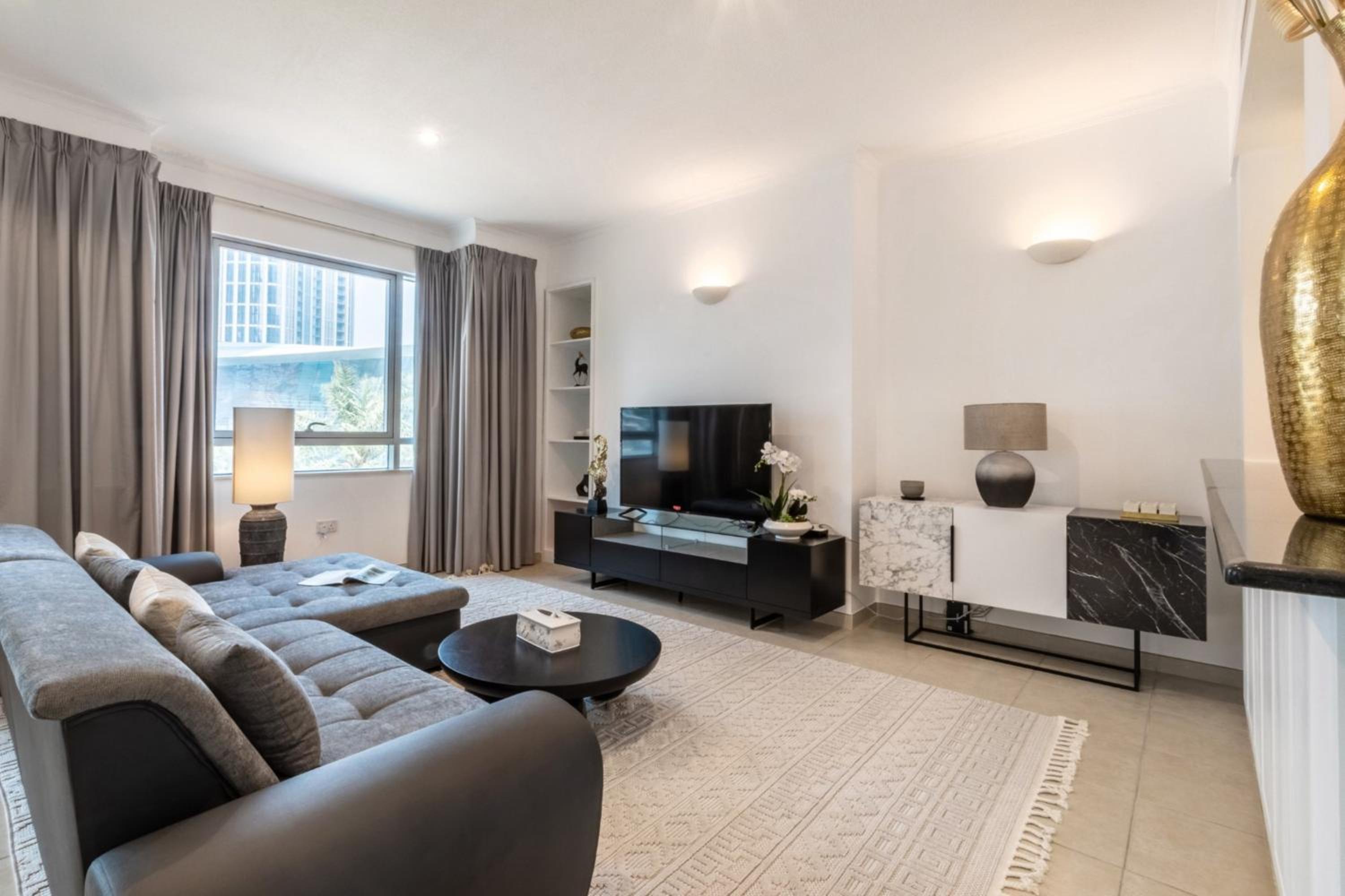 One-Bedroom Apartment with Balcony and City View photo 3
