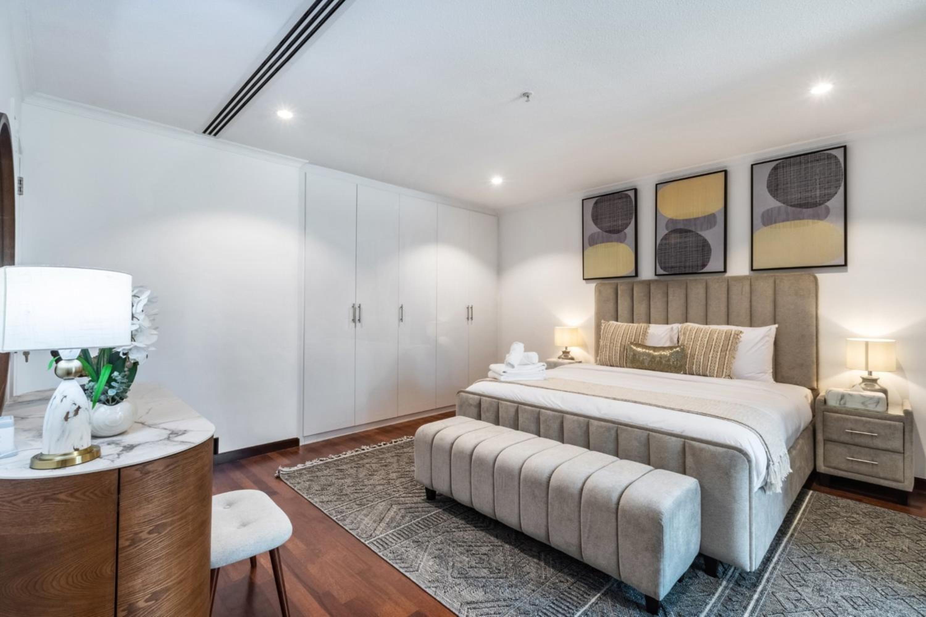 One-Bedroom Apartment with Balcony and City View photo 2