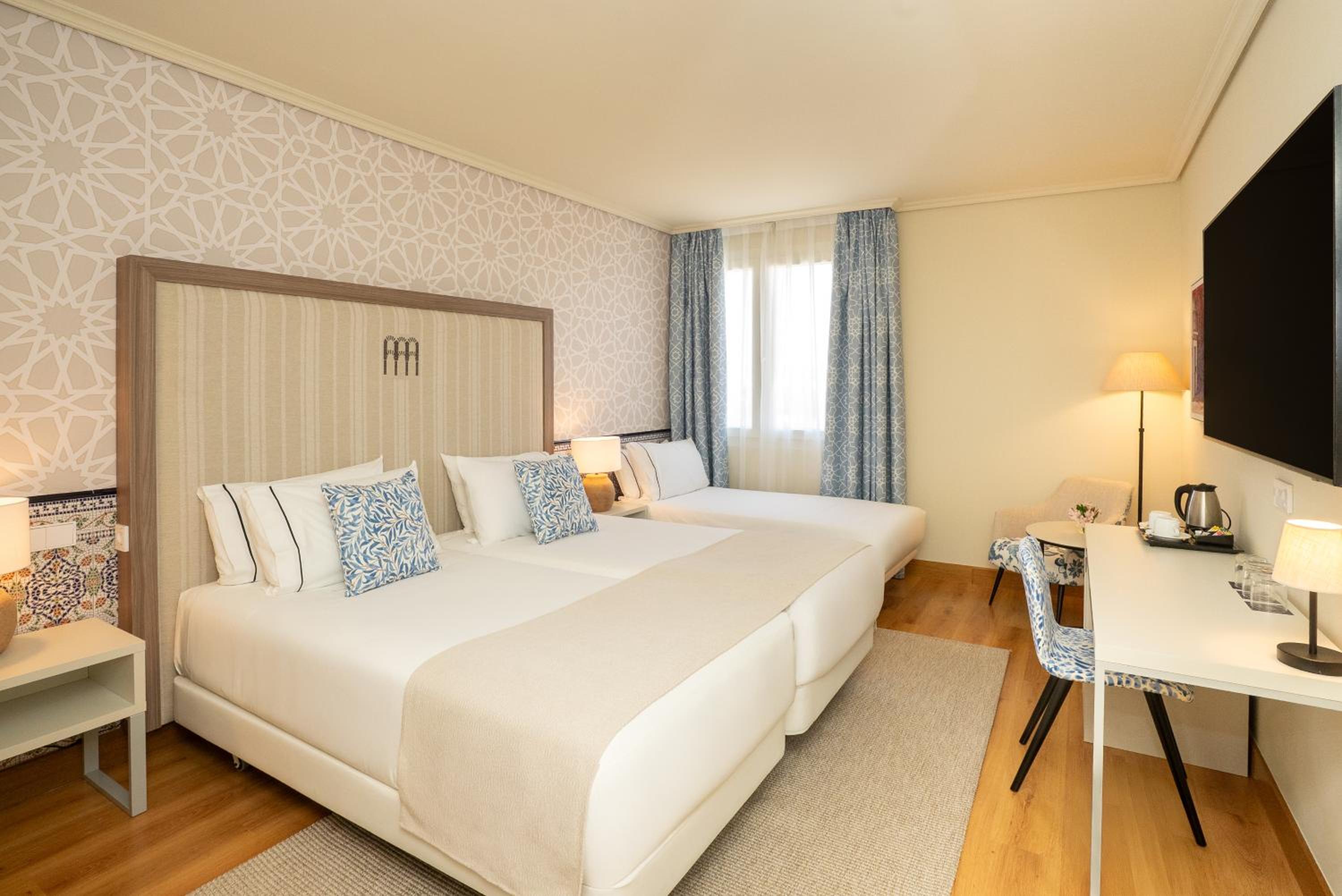 Superior Room with Extra Bed - Photo 4