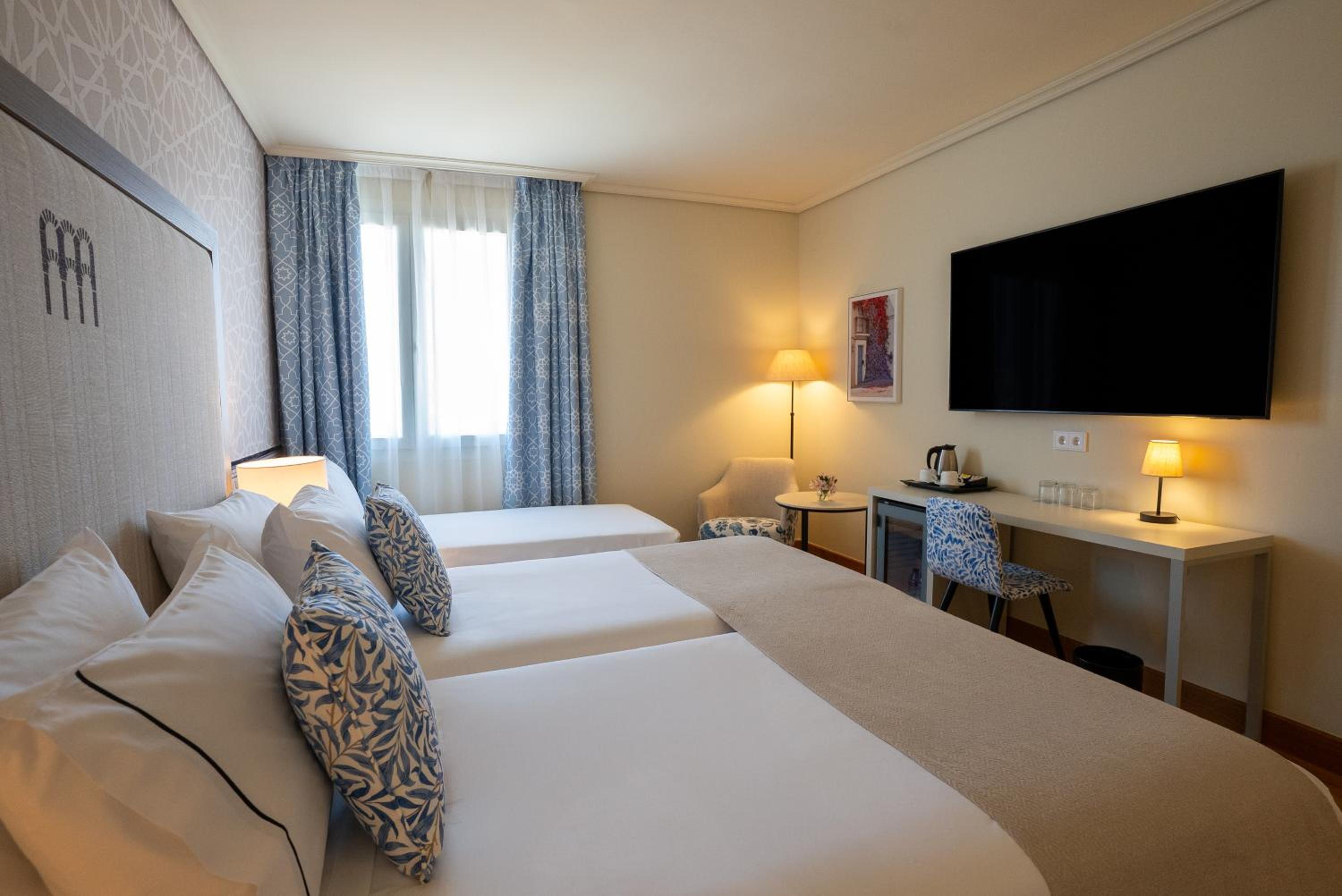 Superior Room with Extra Bed - Photo 7