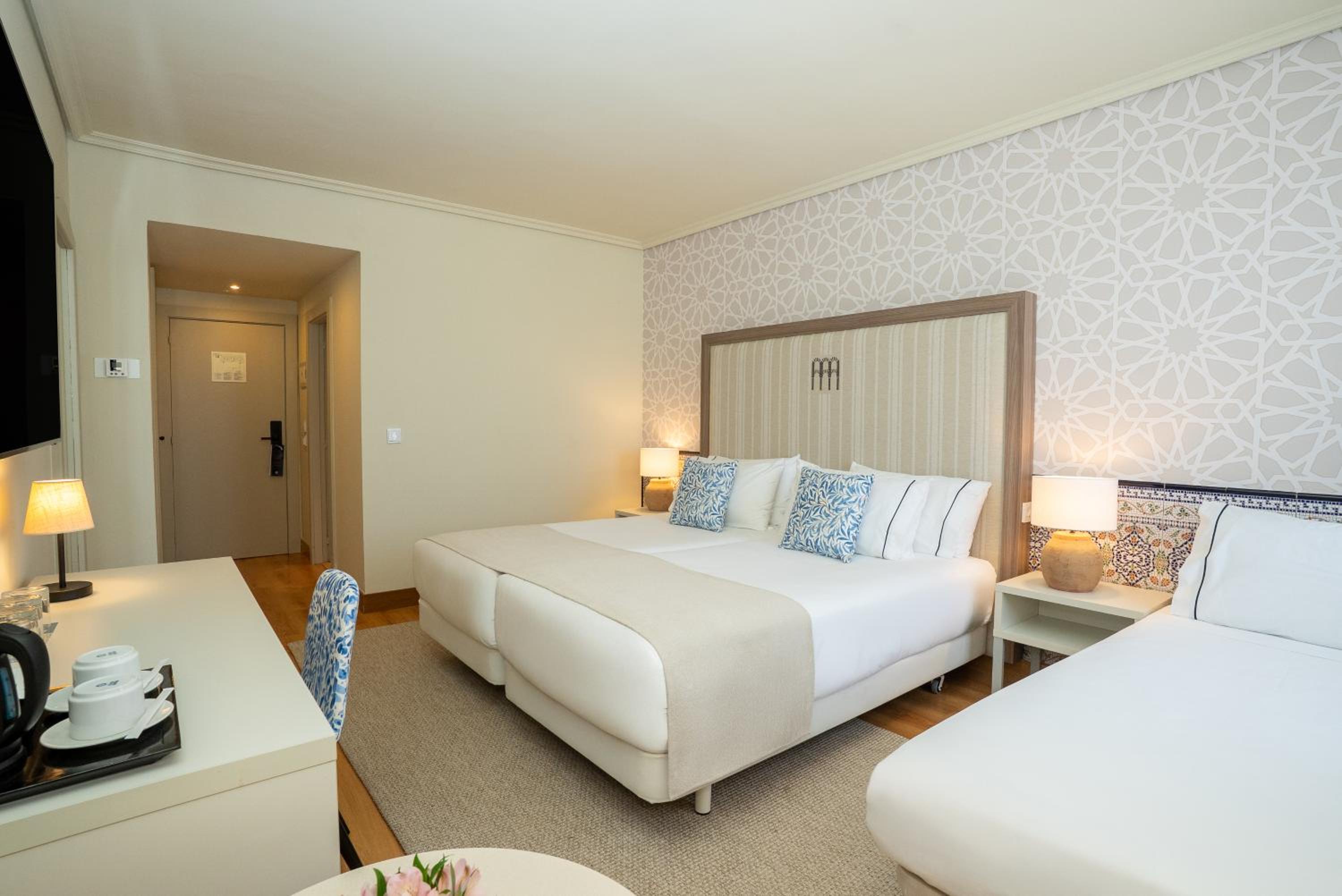 Superior Room with Extra Bed - Photo 5