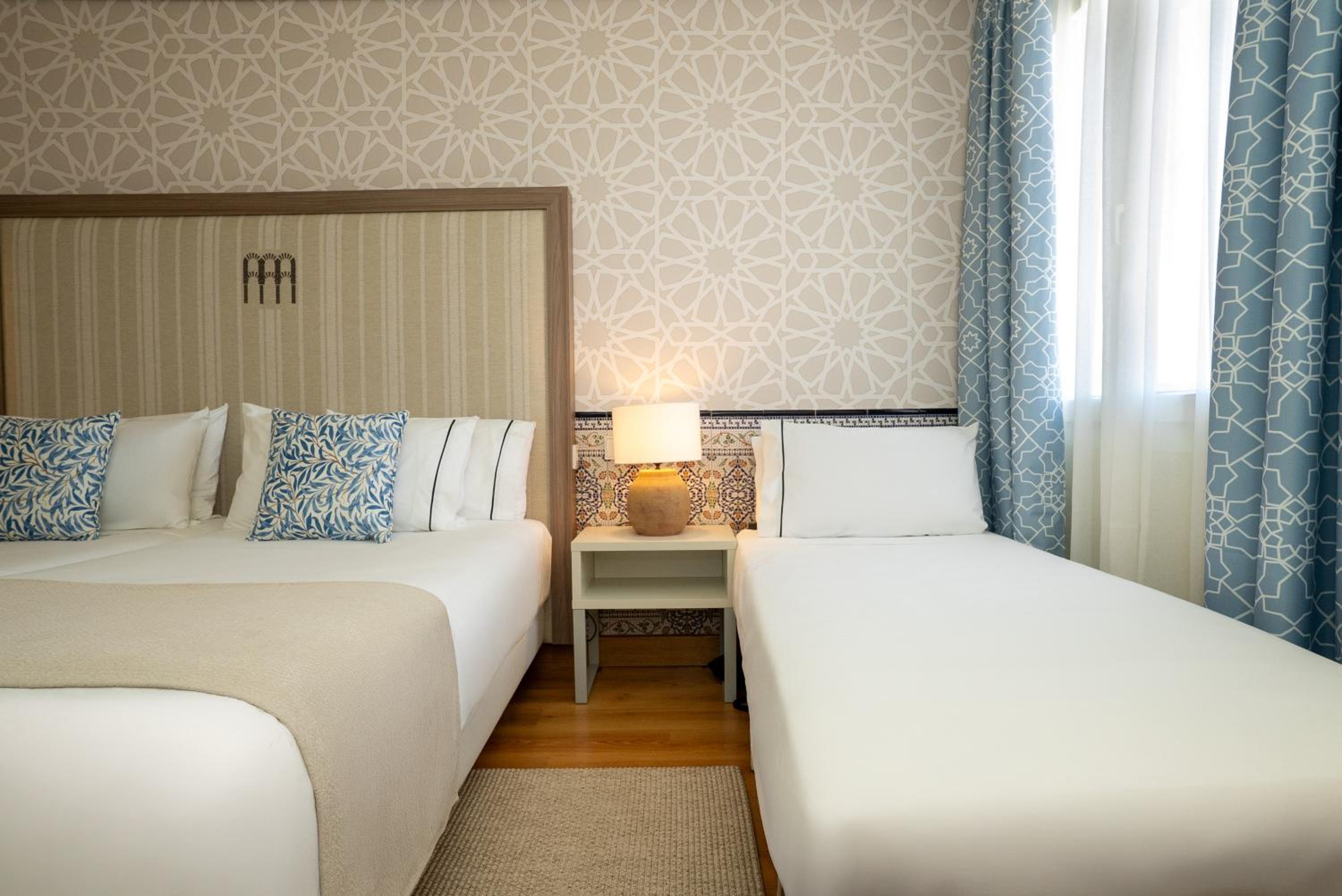 Superior Room with Extra Bed - Photo 9