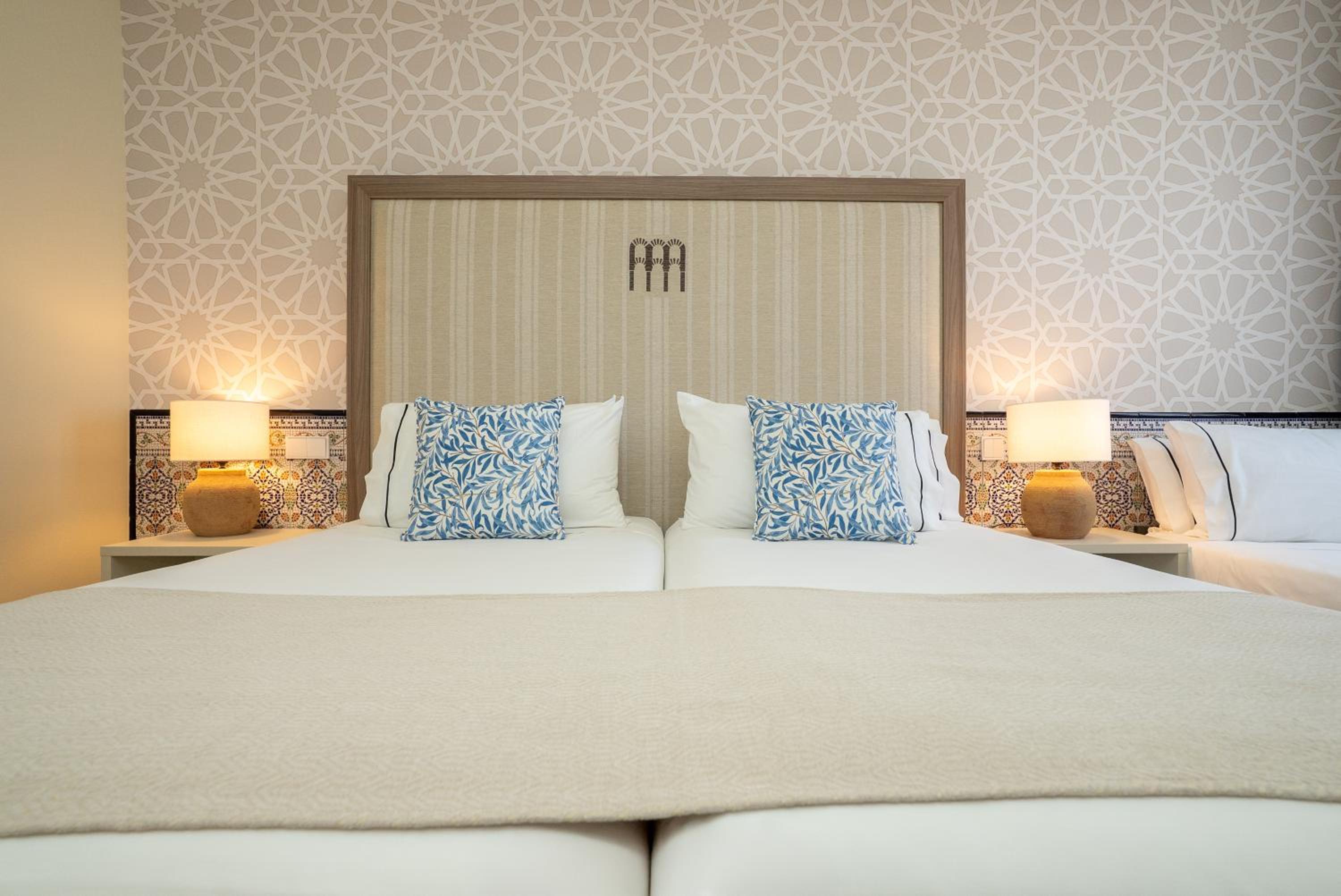 Superior Room with Extra Bed - Photo 8