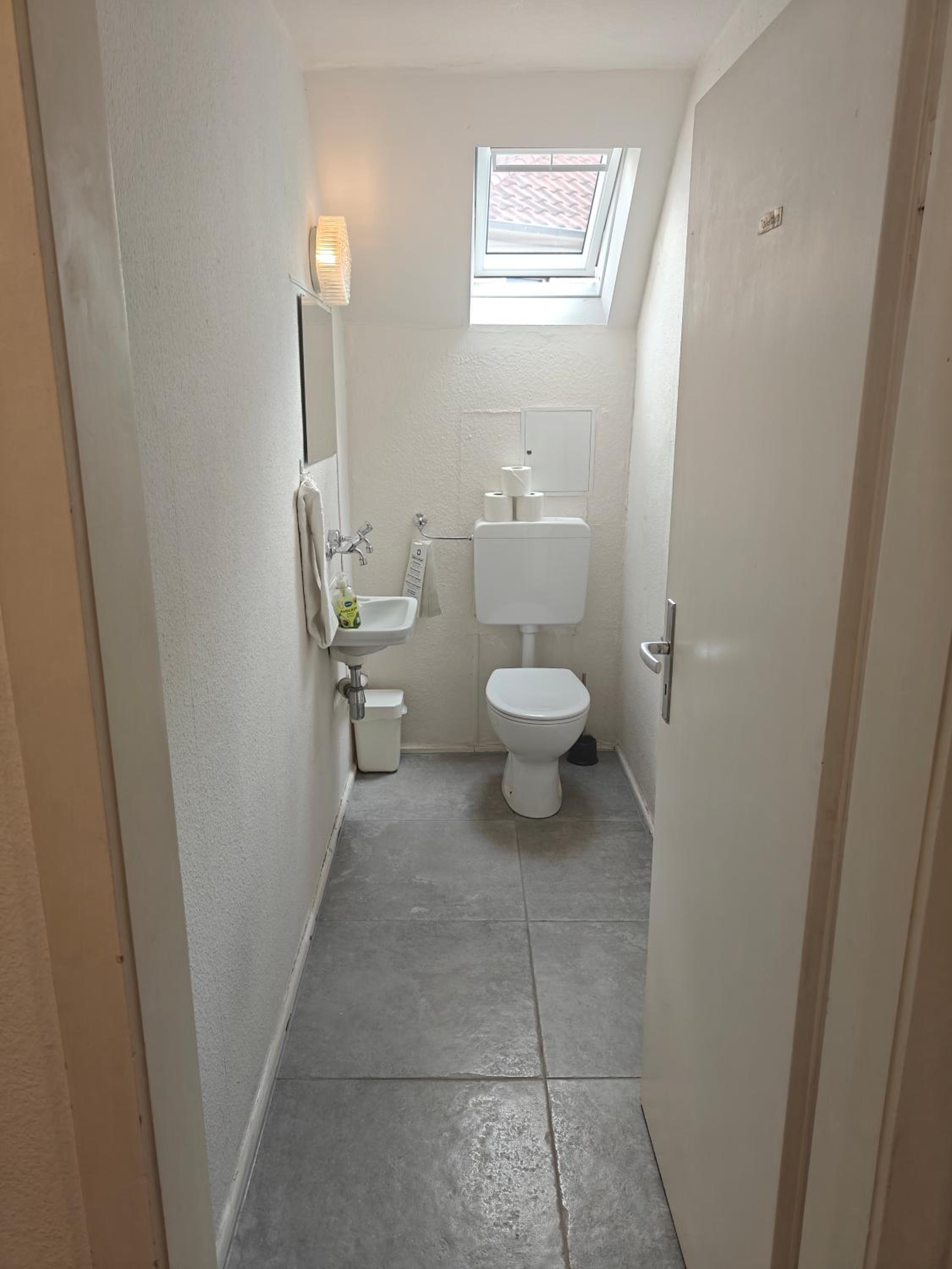 Economy Single Room with Shared Shower and Toilet photo 2