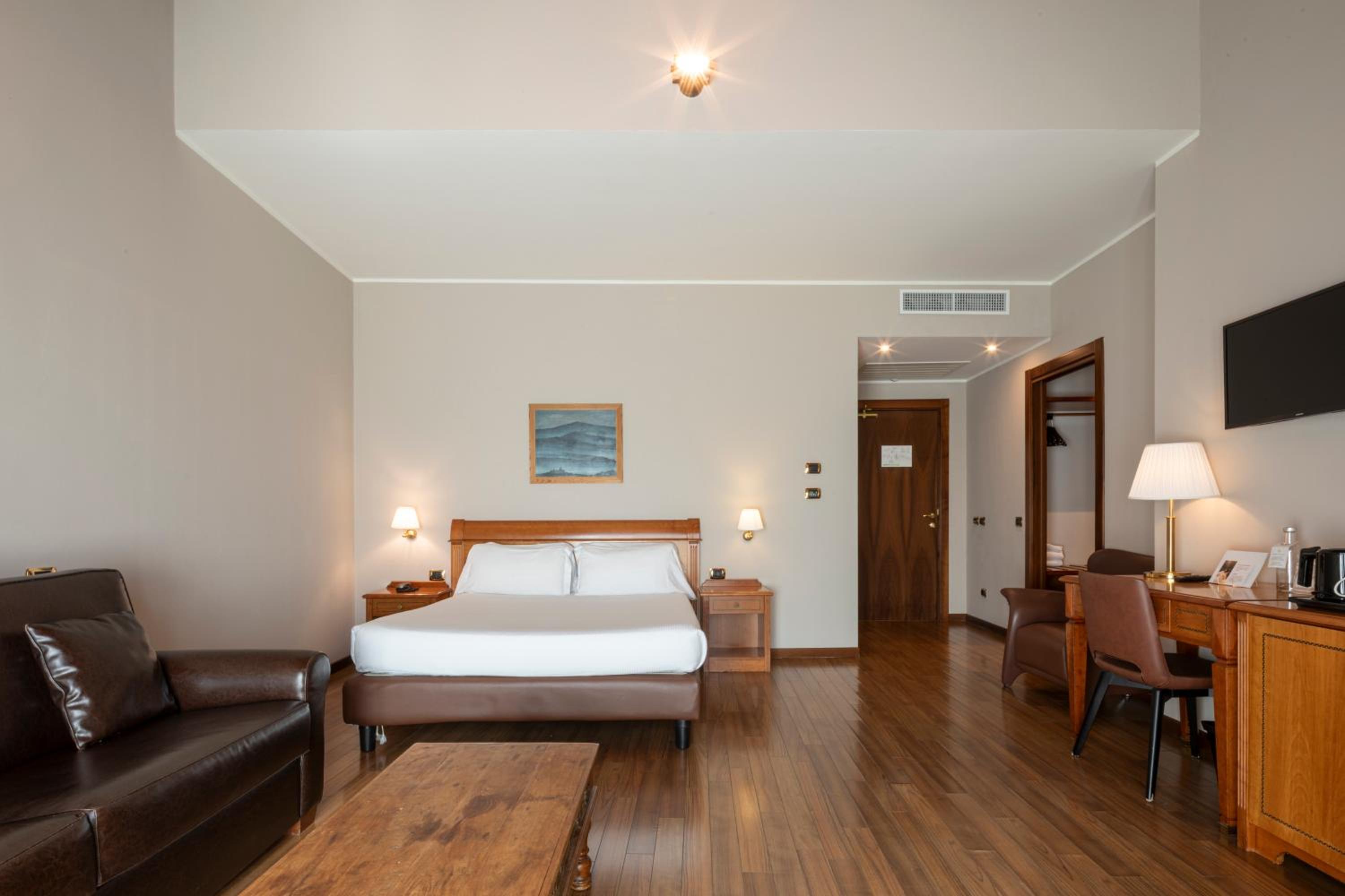 Junior Queen Suite with Sofa Bed and Balcony - Free Spa Access