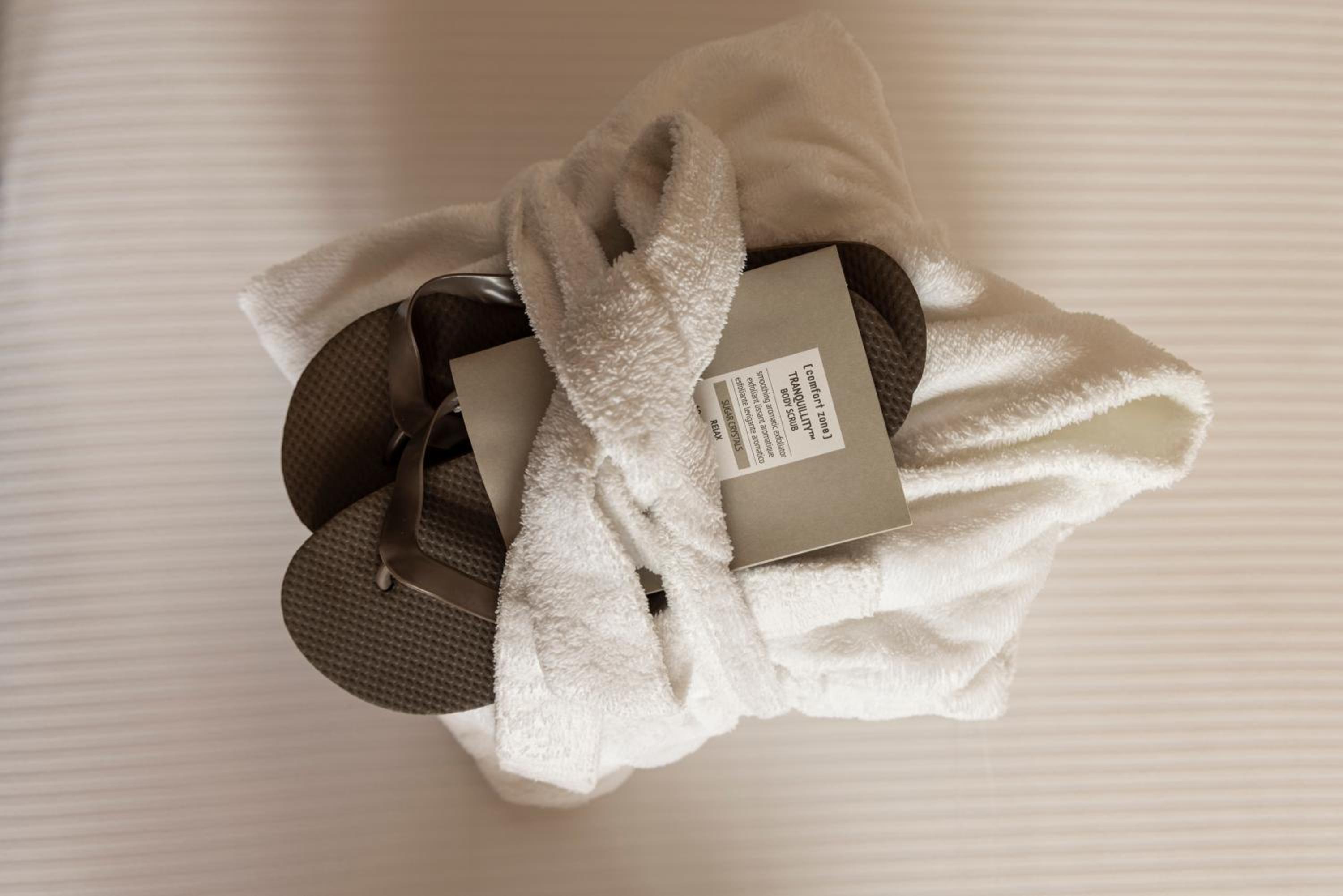 Comfort Queen Room with Garden View - Free Spa Access
