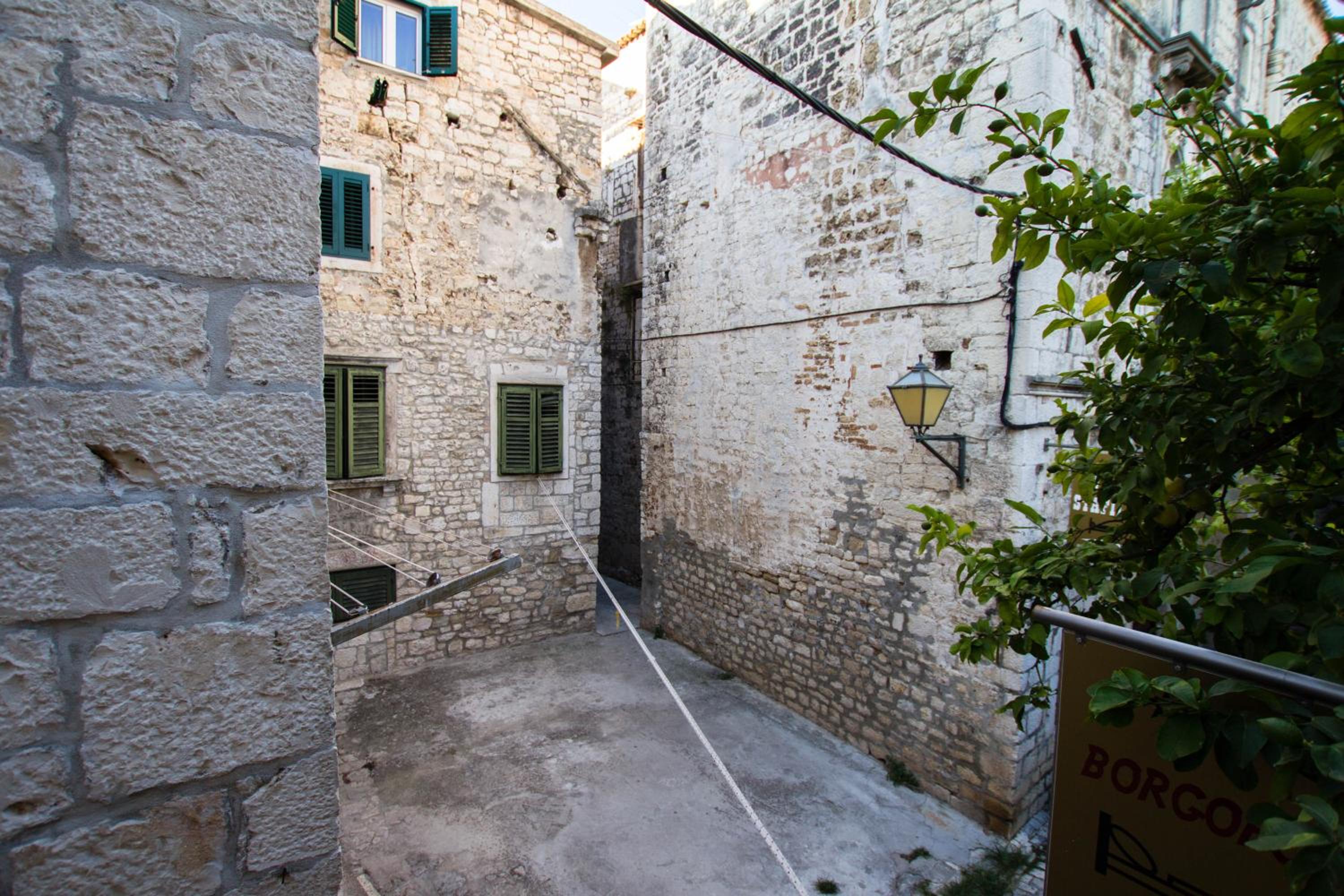 Apartment with Balcony - Photo 19