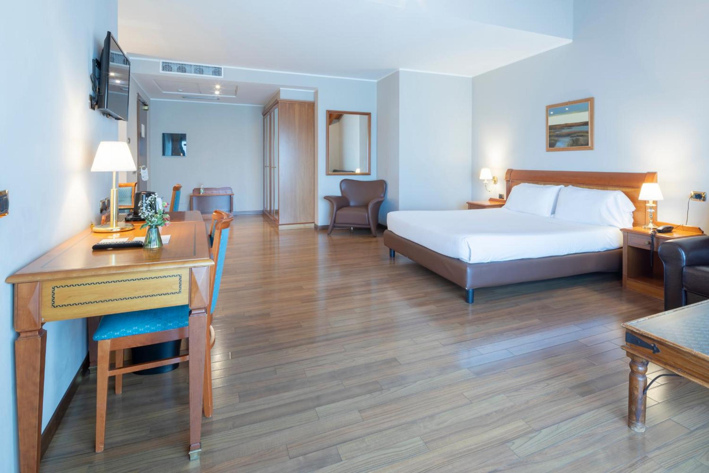 Junior Queen Suite with Sofa Bed and Balcony - Non-Smoking