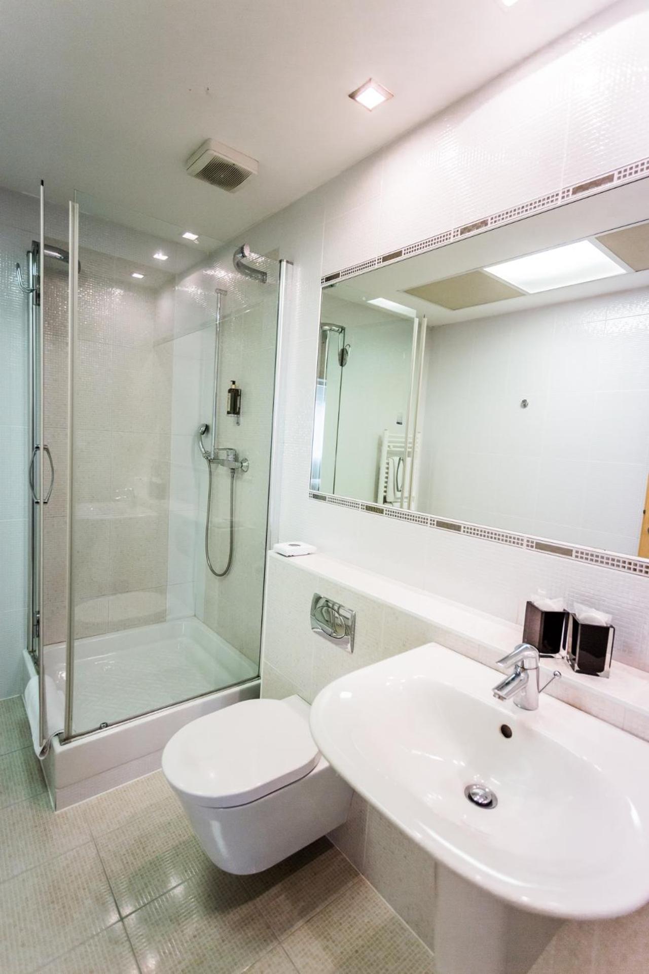 Double or Twin Room with free parking, breakfast and free mini-bar - Photo 6