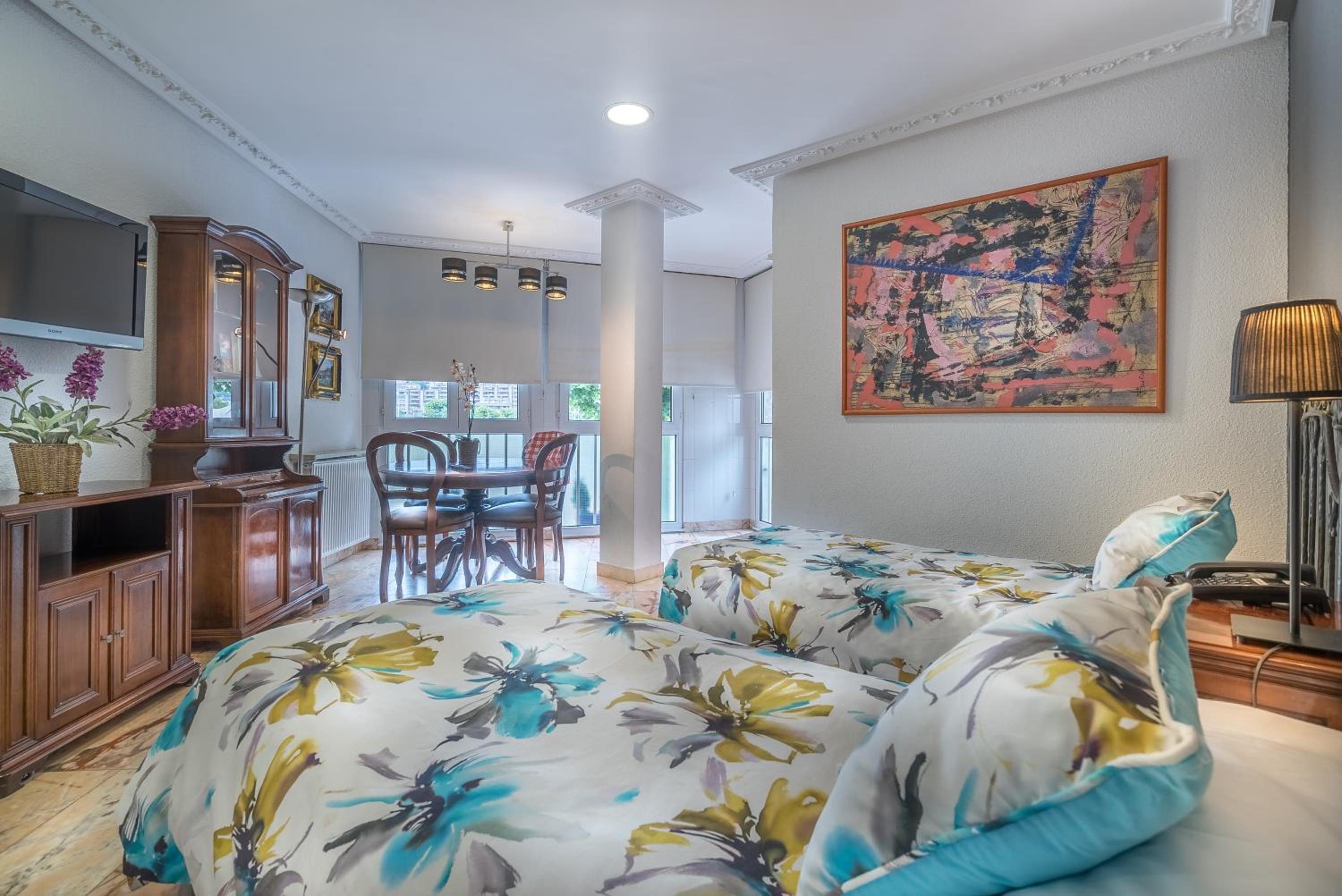 Apartamento de Dos Dormitorios con Vista al Jardín