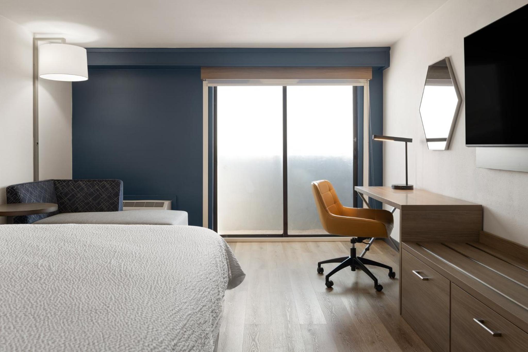 Standard King Room with Extra Floor Space - Photo 3