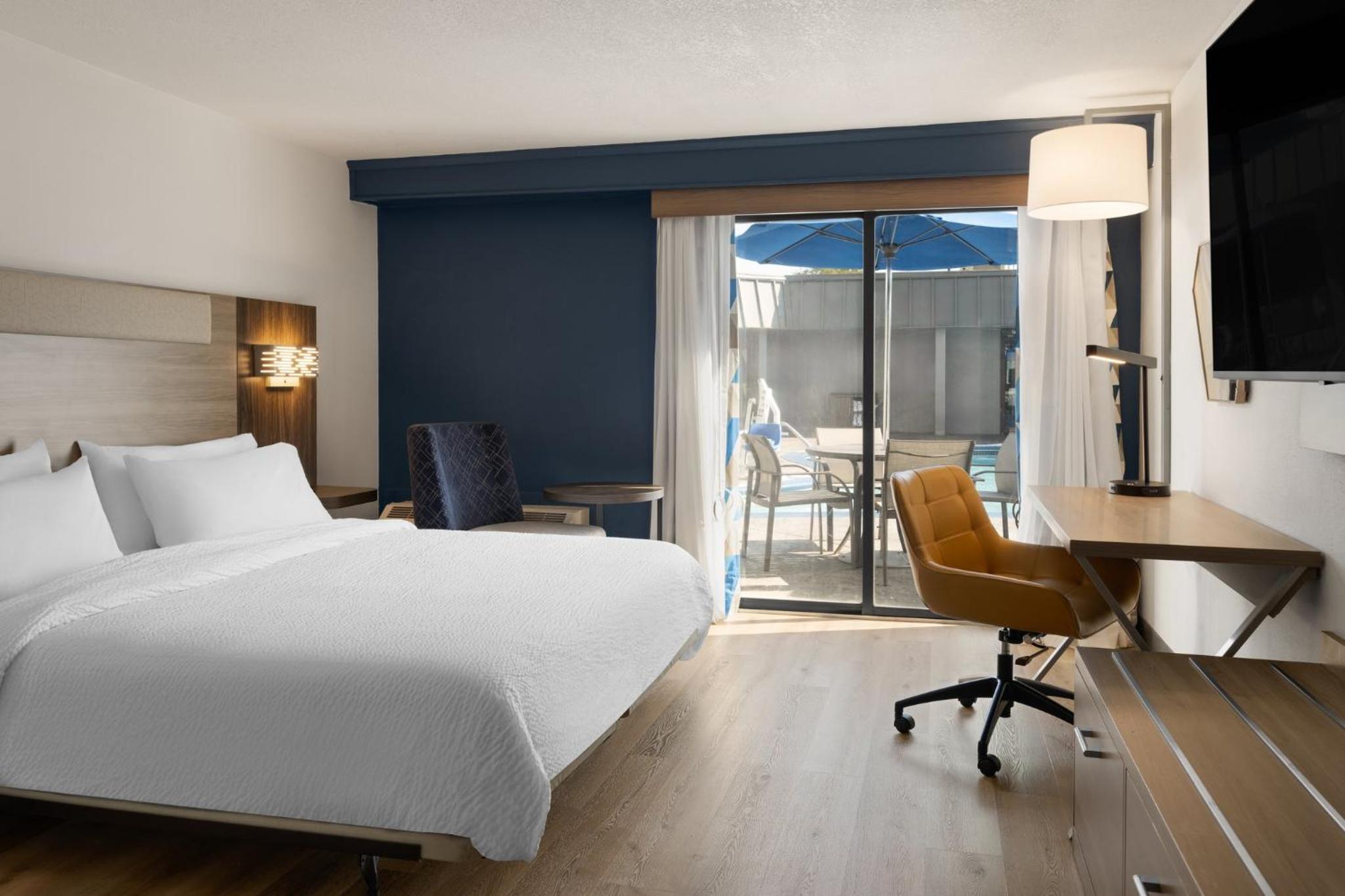 Standard King Room with Roll-in Shower - Communications and Mobility Access - Photo 5