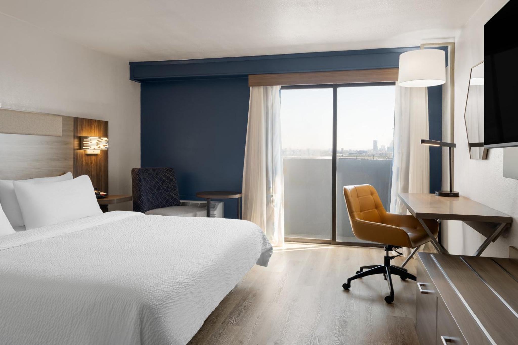 King Room - Mobility Access/Hearing Accessible - Photo 3