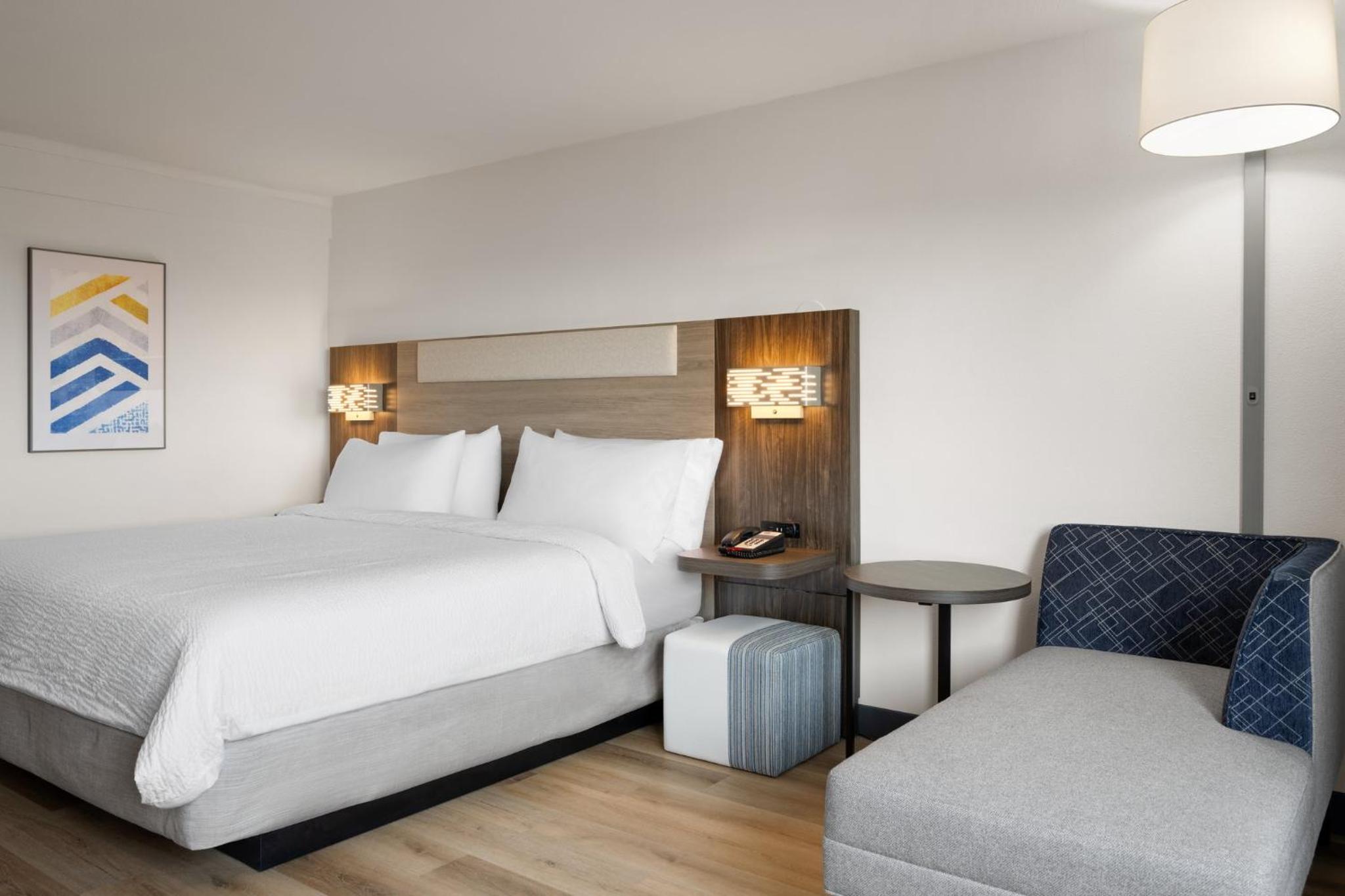 Standard King Room with Extra Floor Space - Photo 4