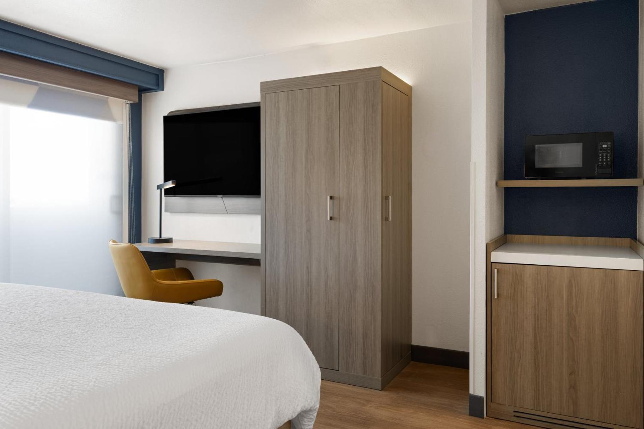 Standard King Room - Photo 3