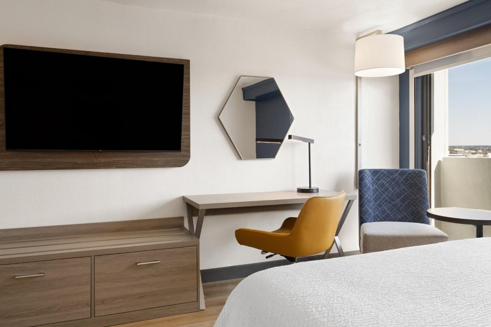 Standard Room with Two Queen Beds - Photo 4