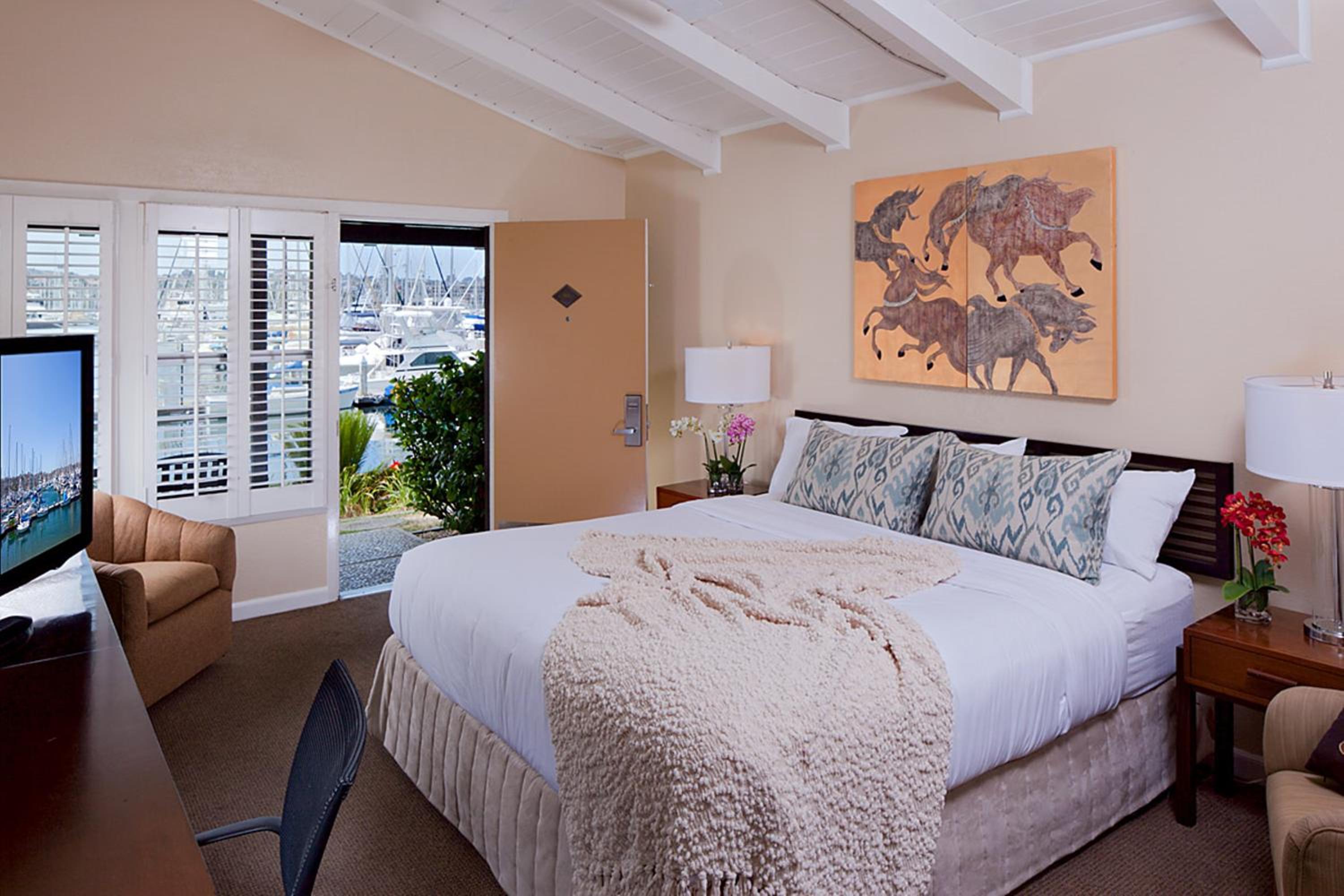 Deluxe King Room with Water View - Photo 2