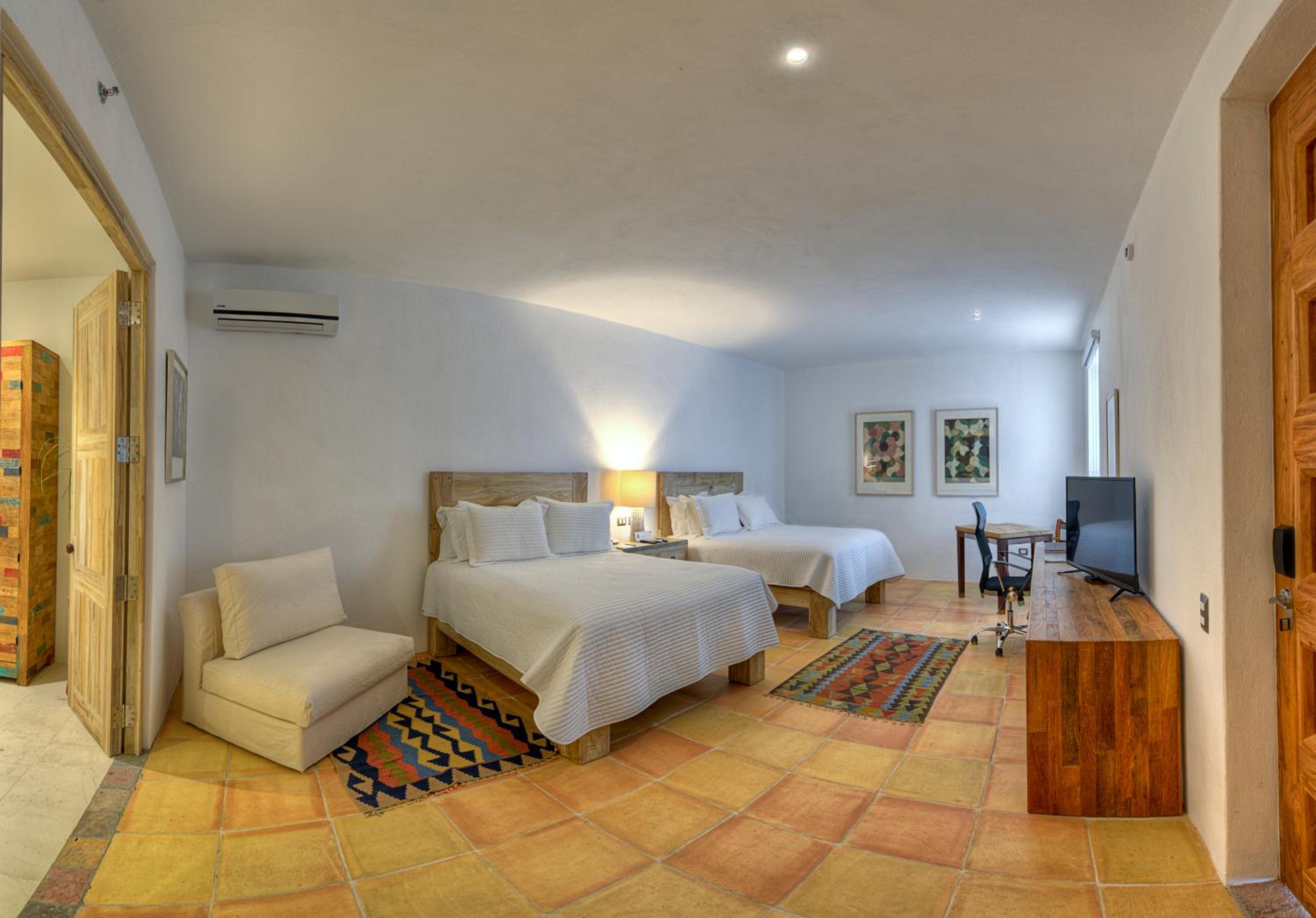 Deluxe Queen Room with Two Queen Beds - Photo 5
