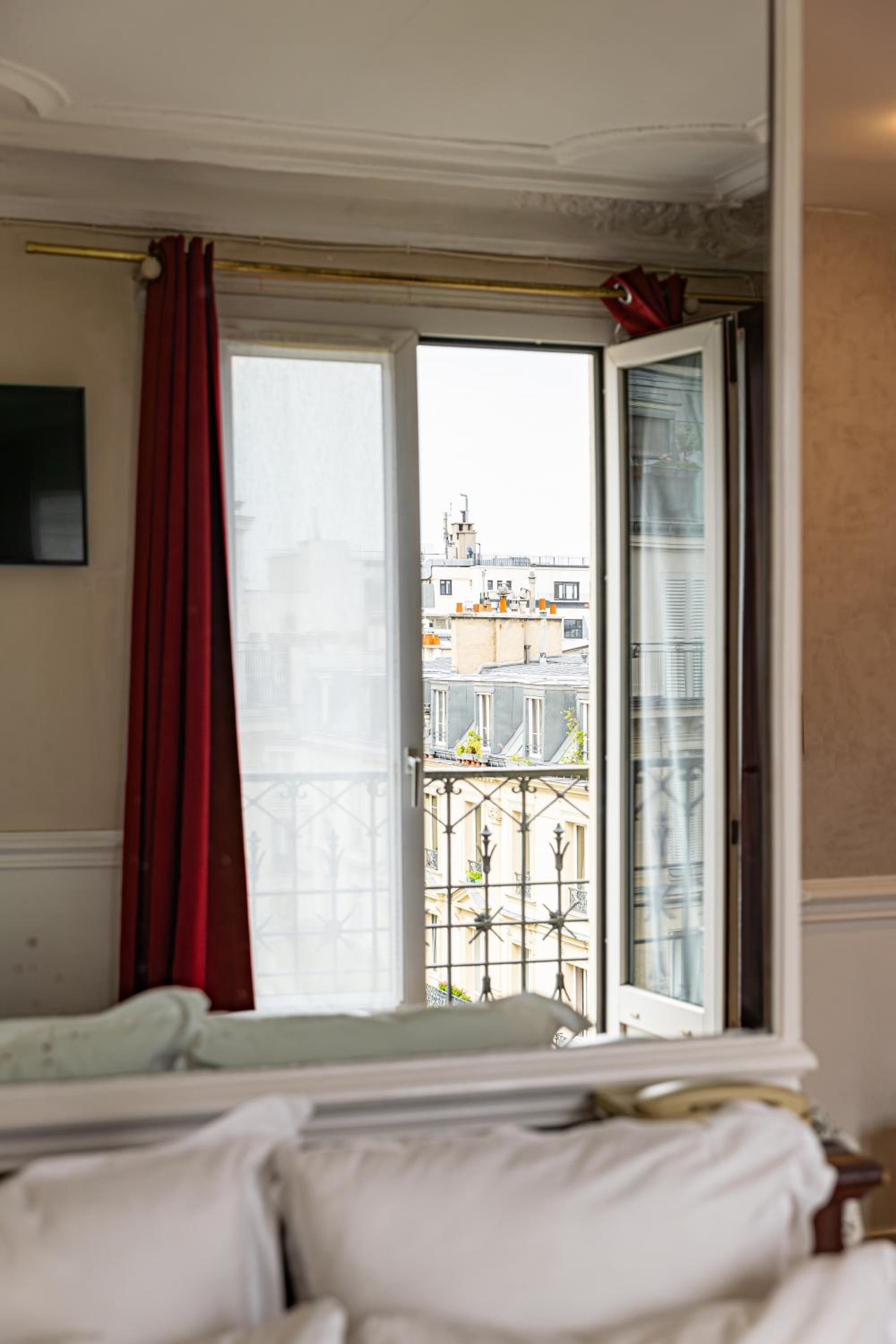Double or Twin Room with City View thumbnail 5