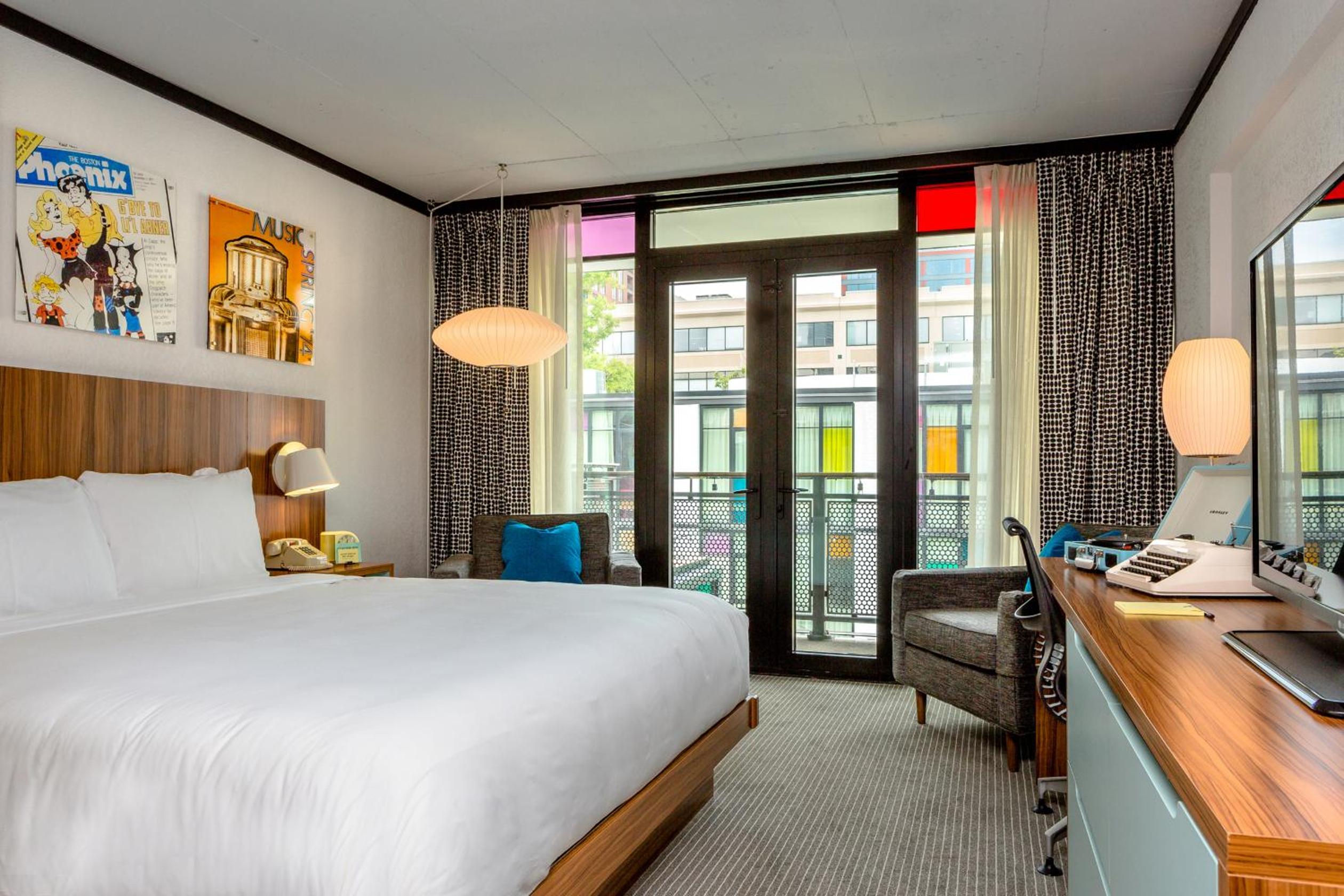 Standard King Room with Pool View thumbnail 6