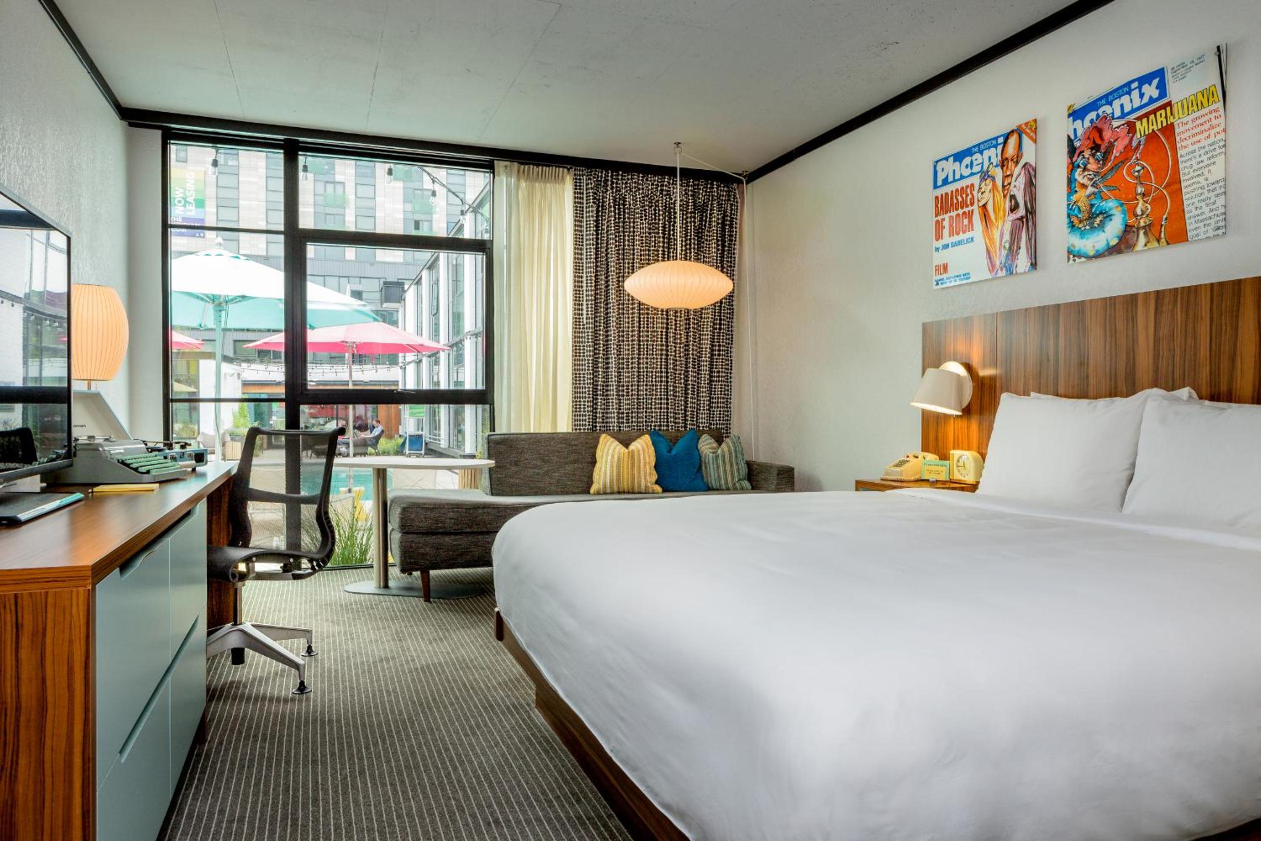 Standard King Room with Pool View, photo 7