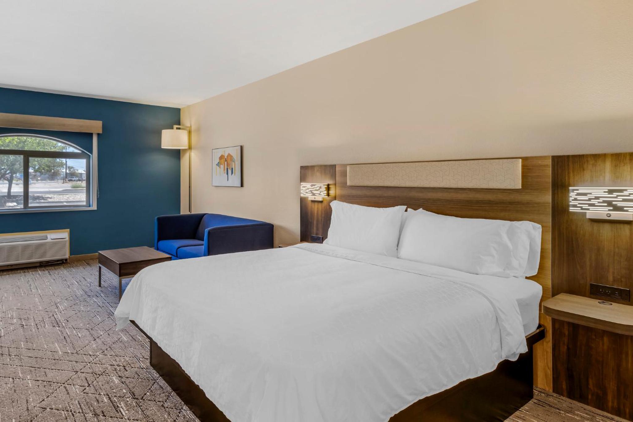 Standard King Room with Sofa Bed photo 2