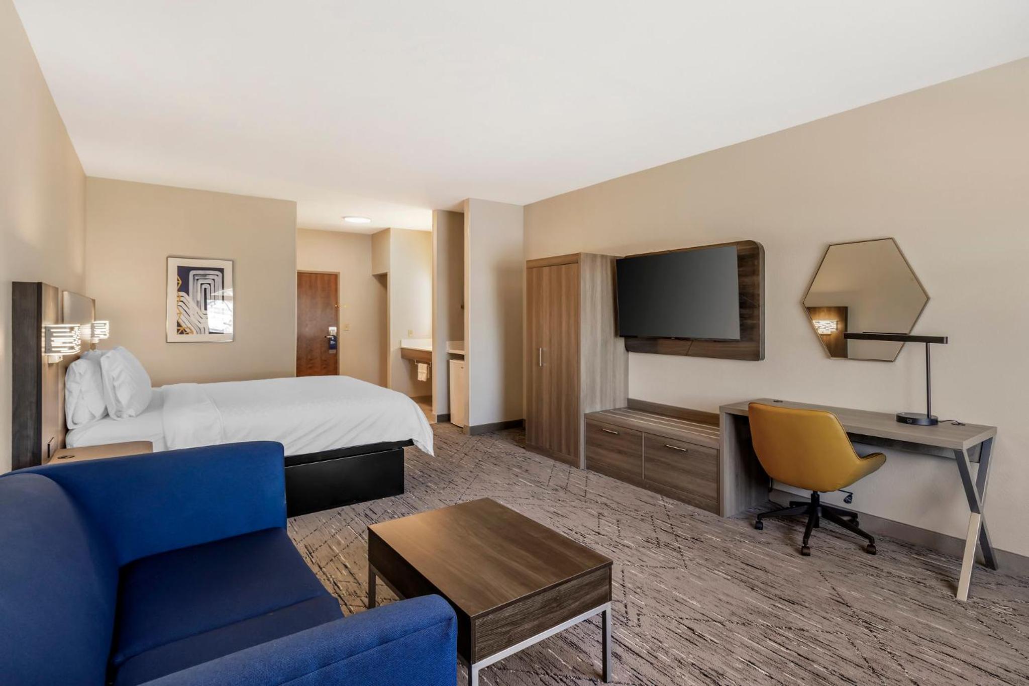 Standard King Room with Sofa Bed photo 3
