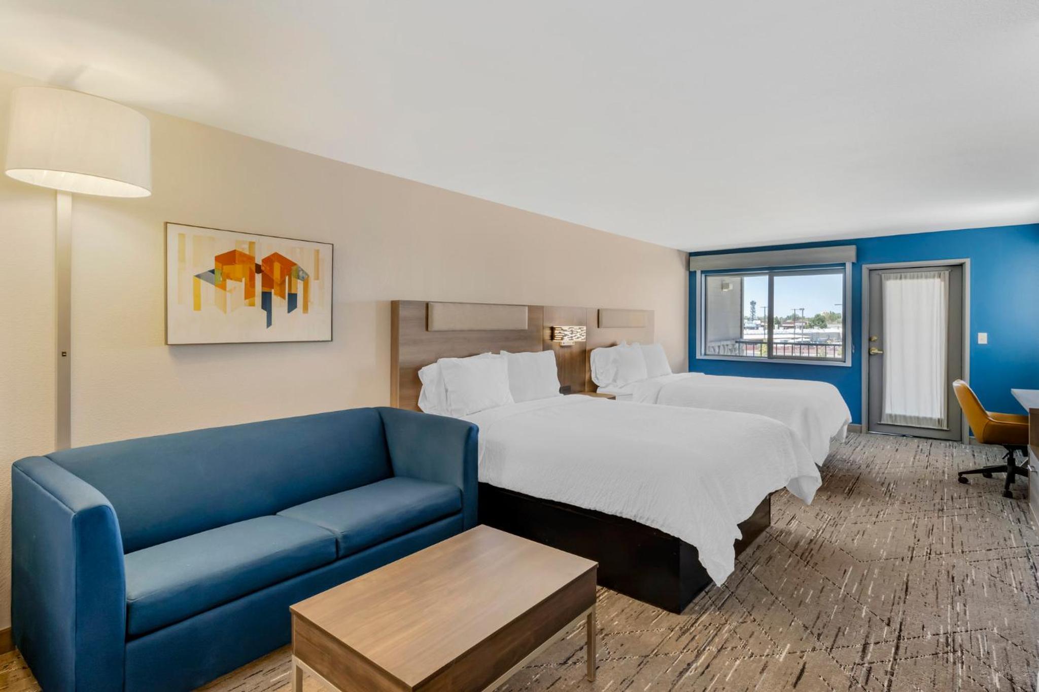 Queen Family Suite with Two Queen Beds - Non-Smoking photo 2