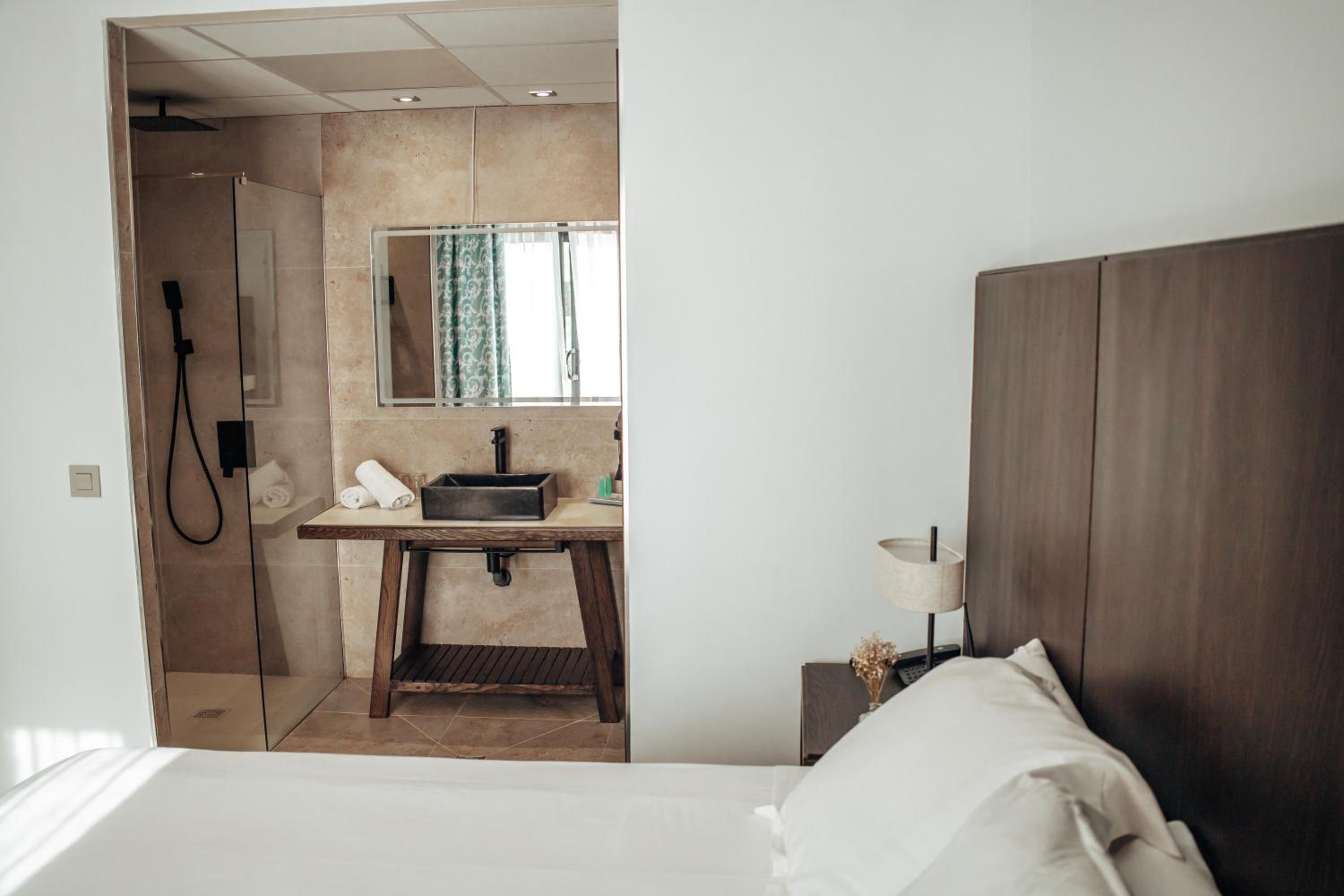 Double Room with Pool View - Photo 2
