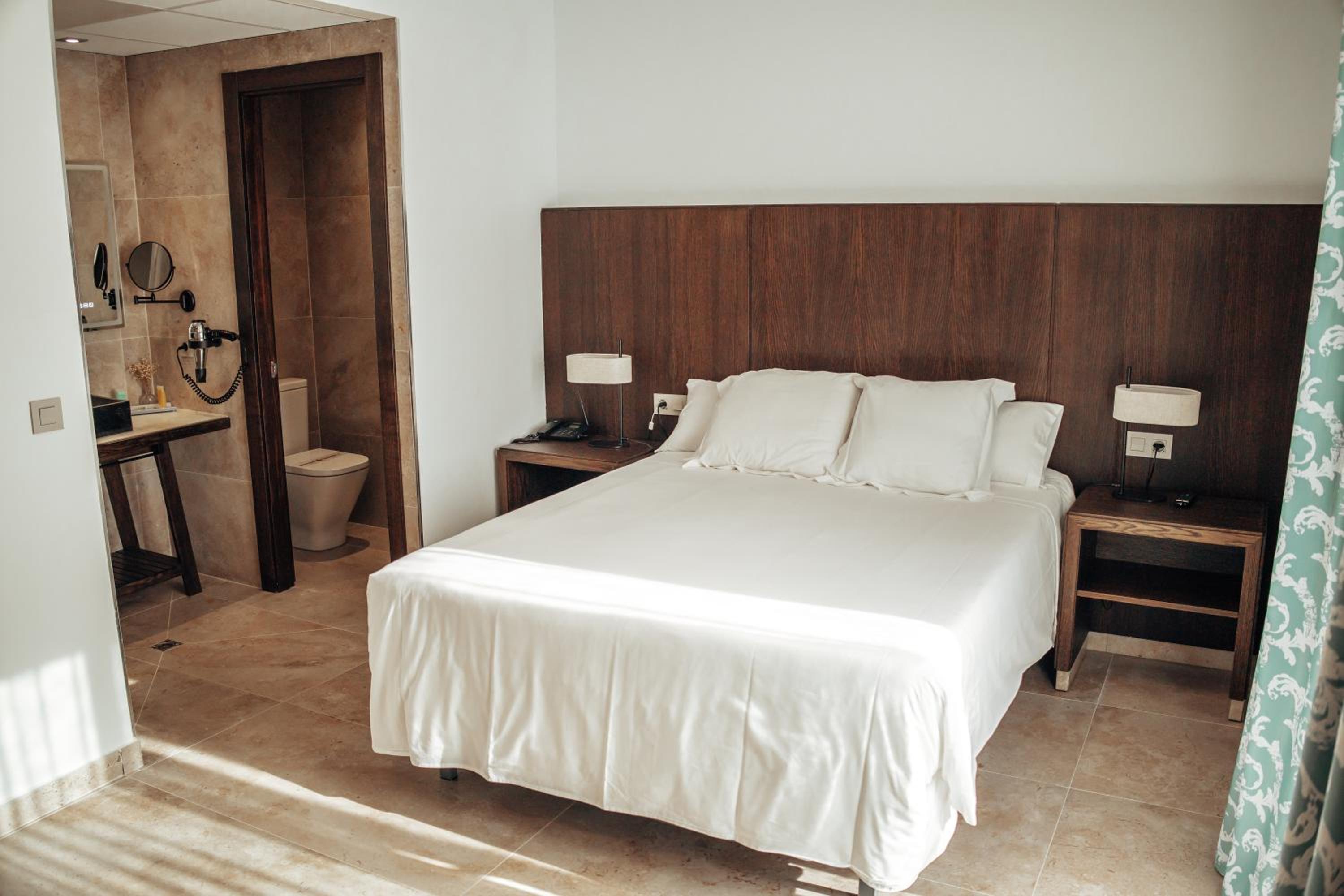 Double Room with Pool View - Photo 4