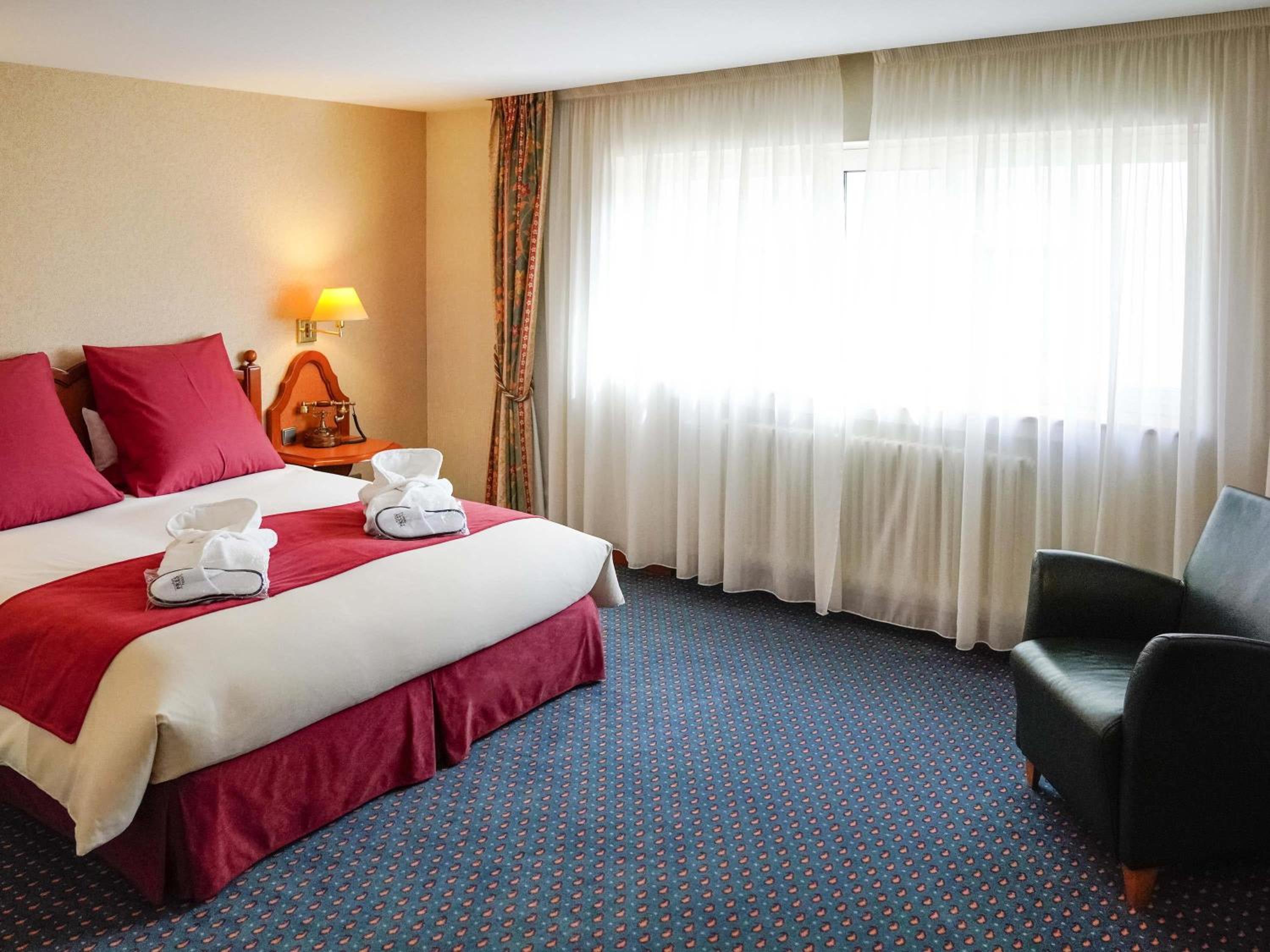Superior Room with One Double Bed and Two Single Beds - Non-Smoking
